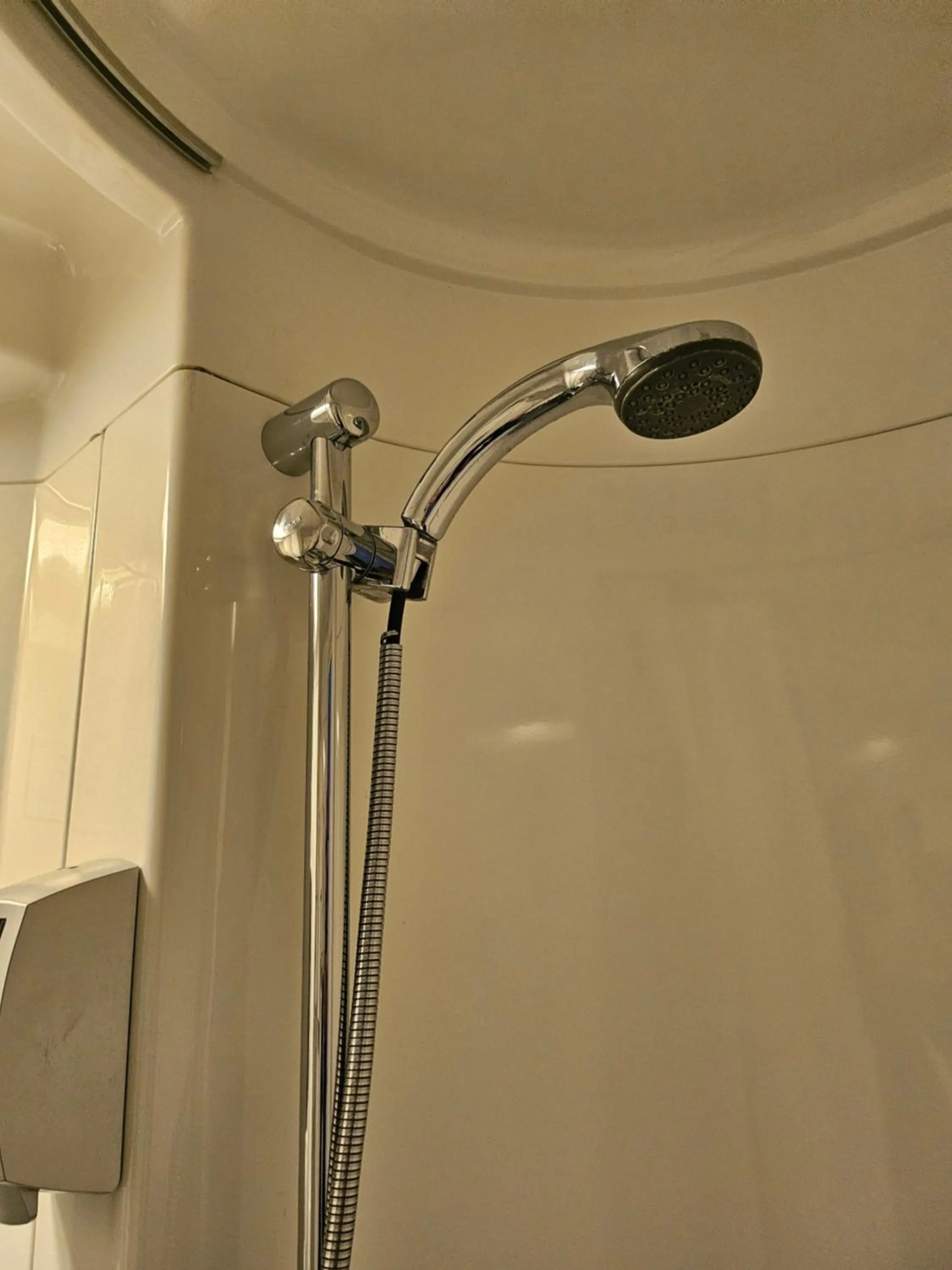 Shower in Hotel du Saumon, Verneuil sur Avre