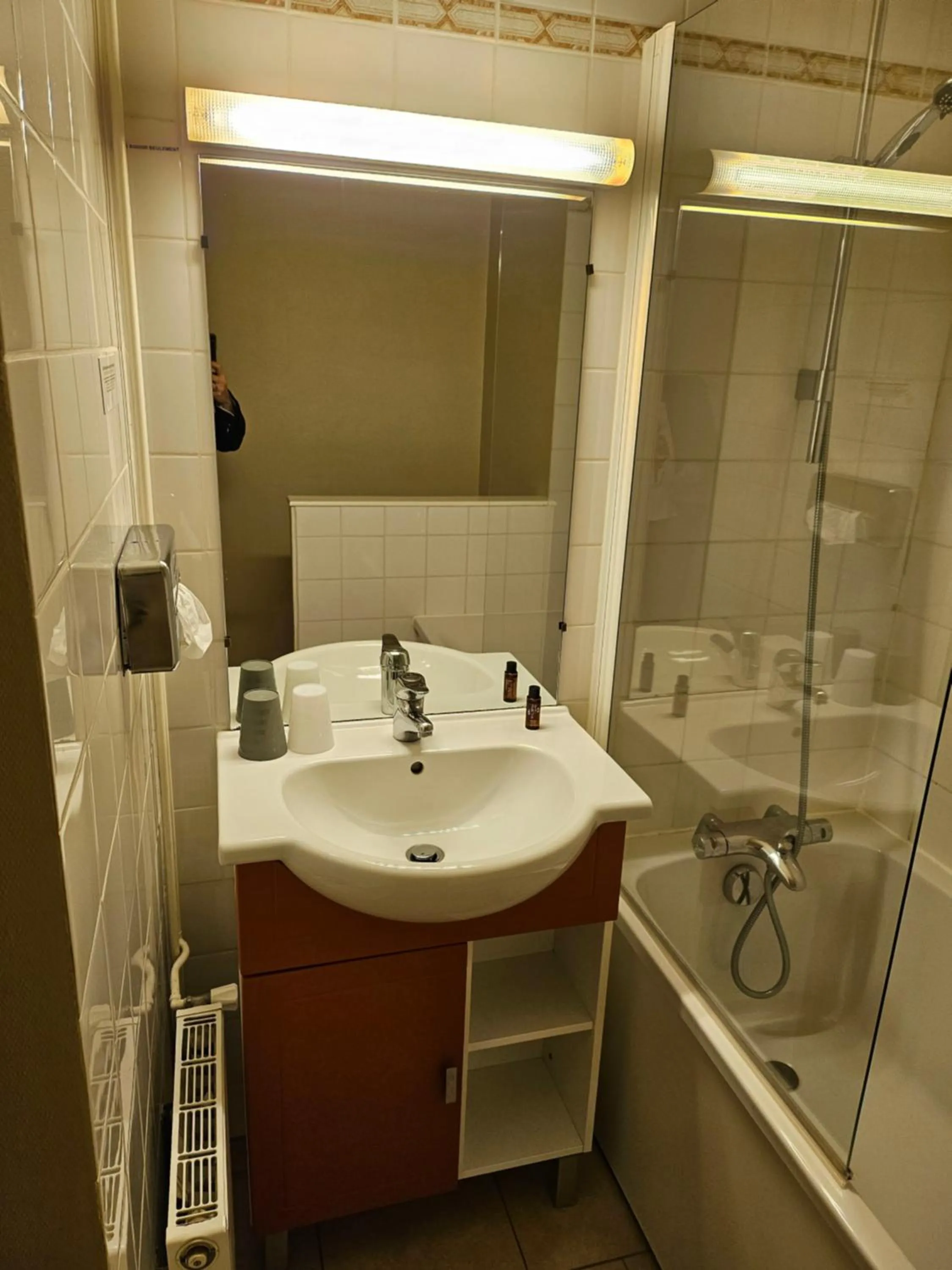 Shower in Hotel du Saumon, Verneuil sur Avre