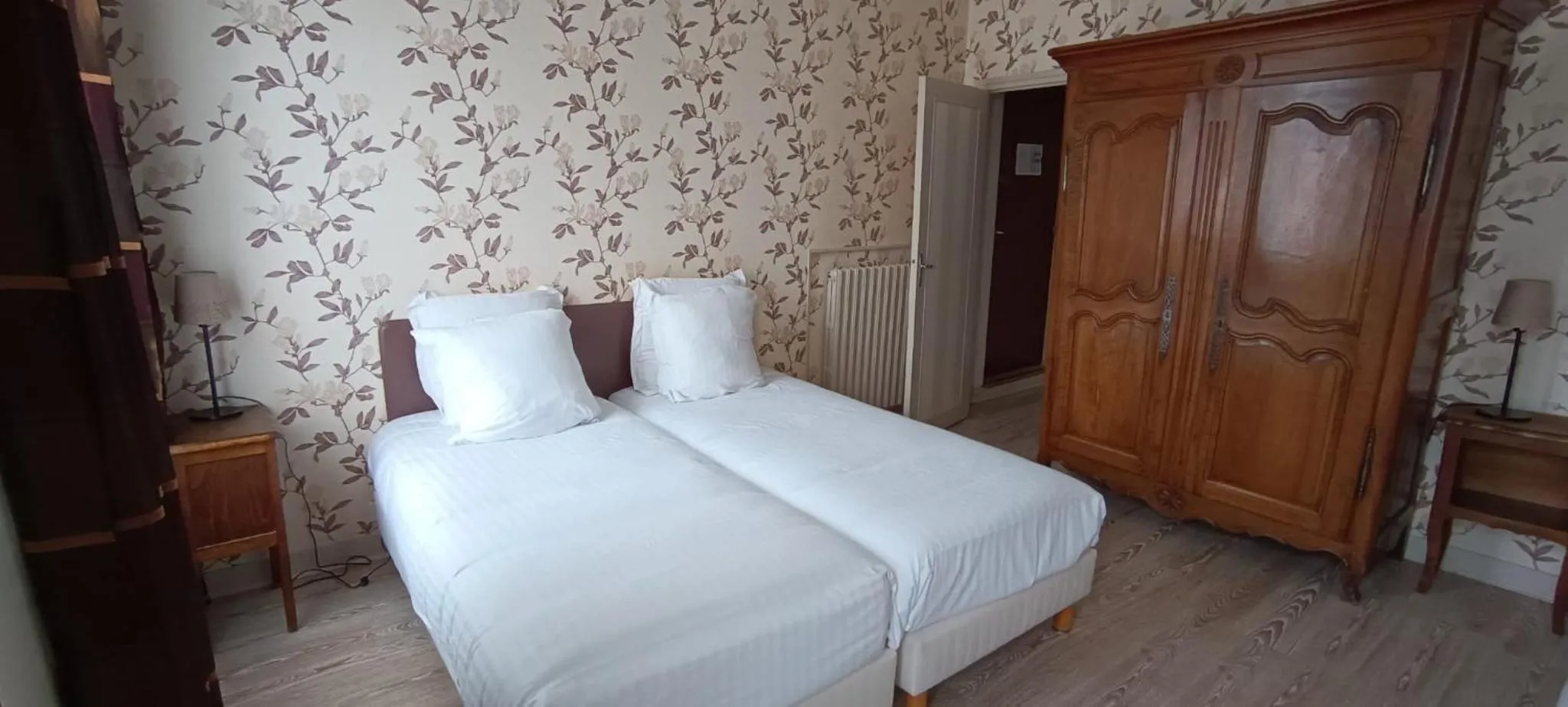 Bed in Hotel du Saumon, Verneuil sur Avre