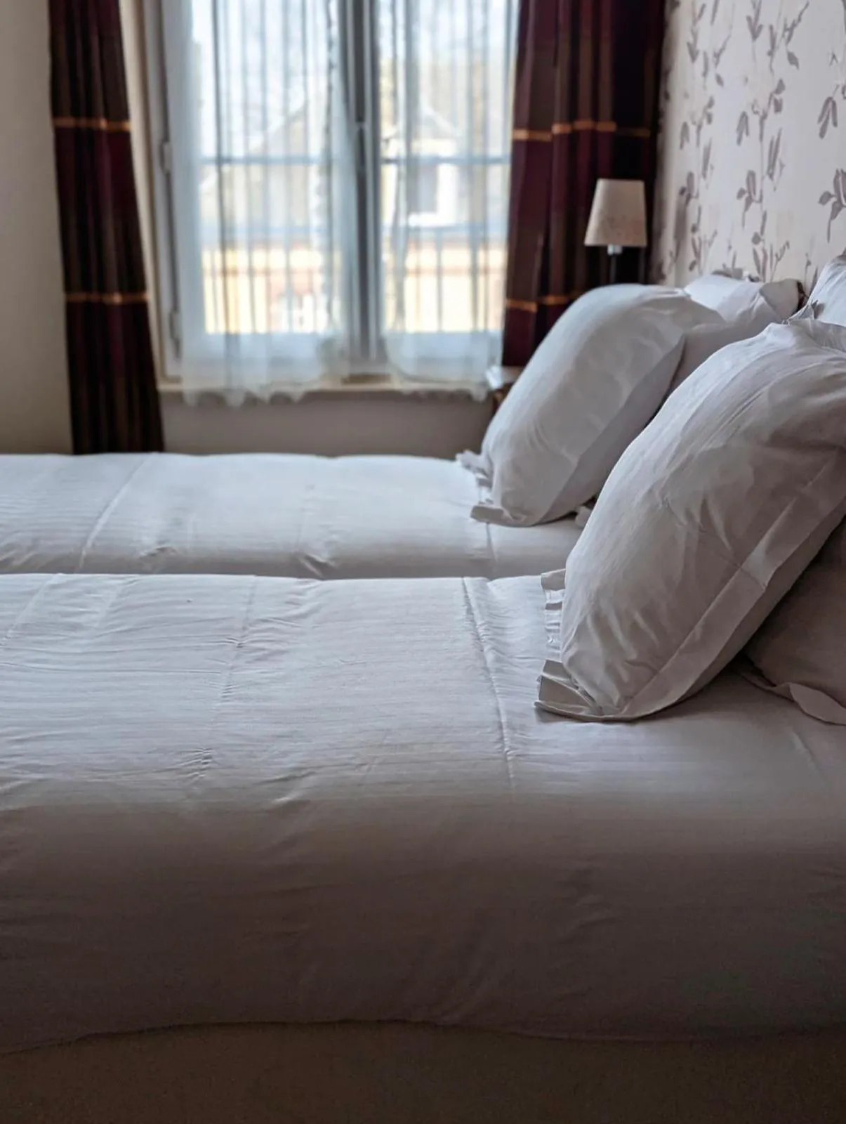 Bed in Hotel du Saumon, Verneuil sur Avre
