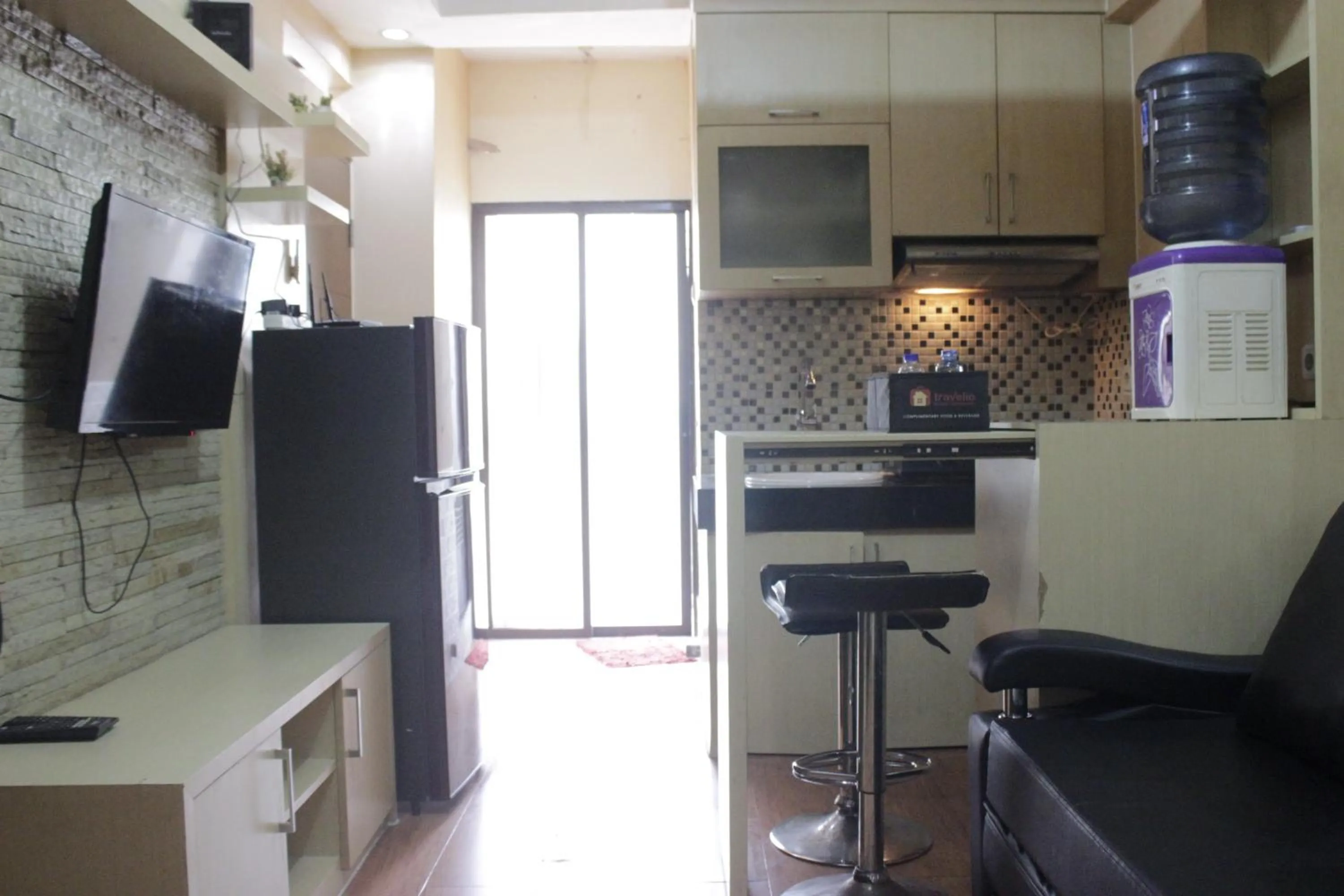 Living room in Private & Stylish 2BR at Gateway Apartment Ahmad Yani Cicadas By Travelio