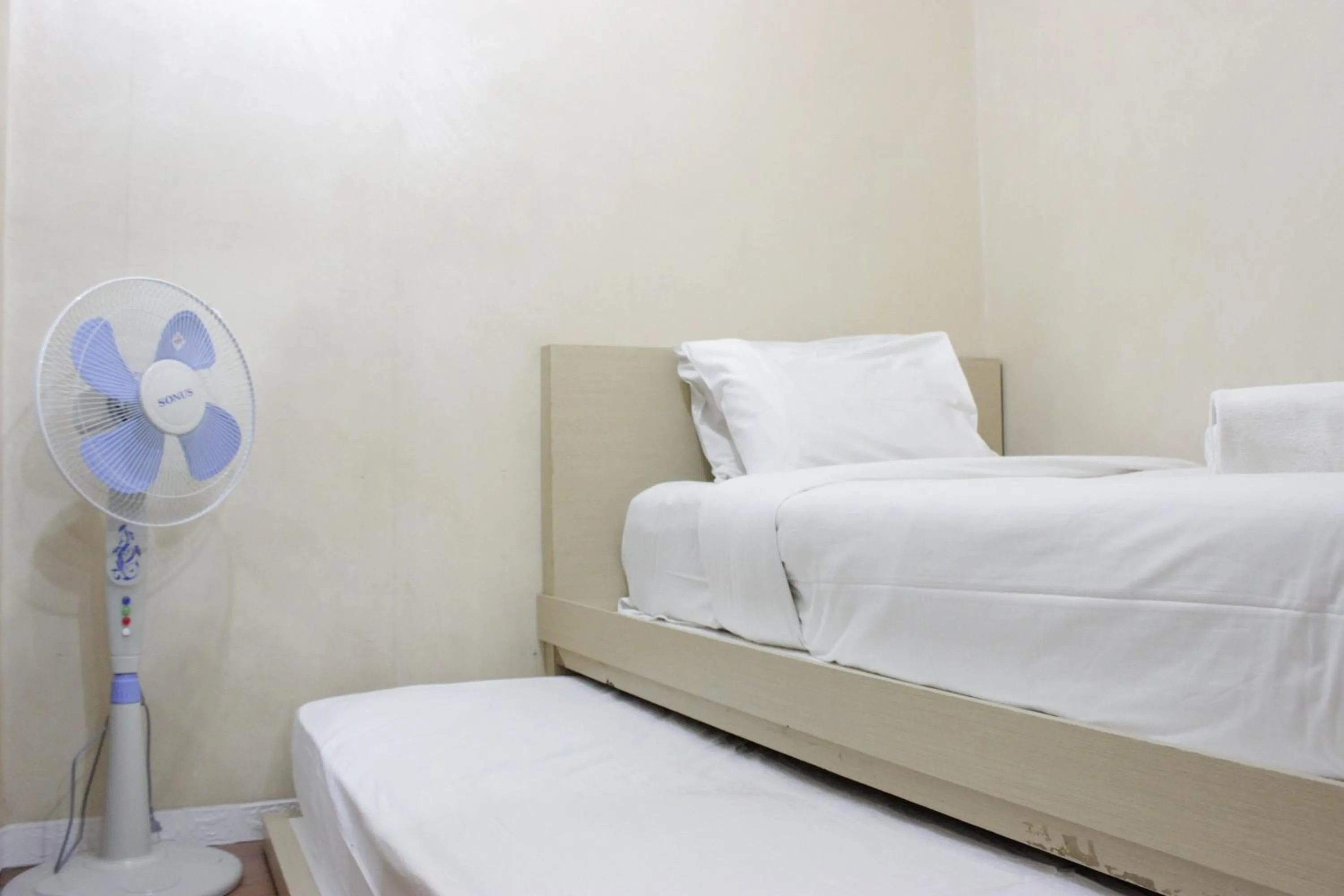 Bedroom, Bed in Private & Stylish 2BR at Gateway Apartment Ahmad Yani Cicadas By Travelio