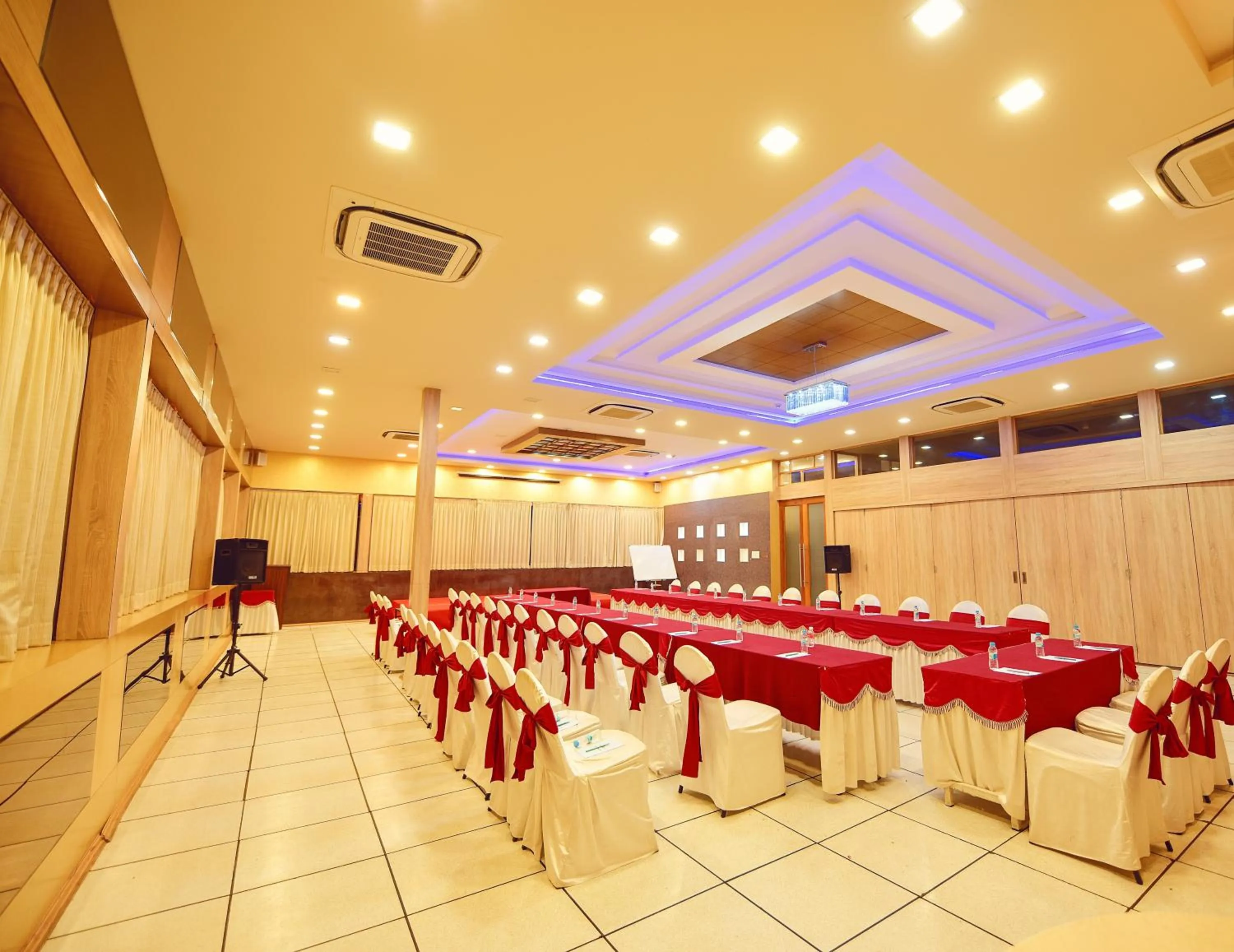 Business facilities in Hotel Sanman Gardenia