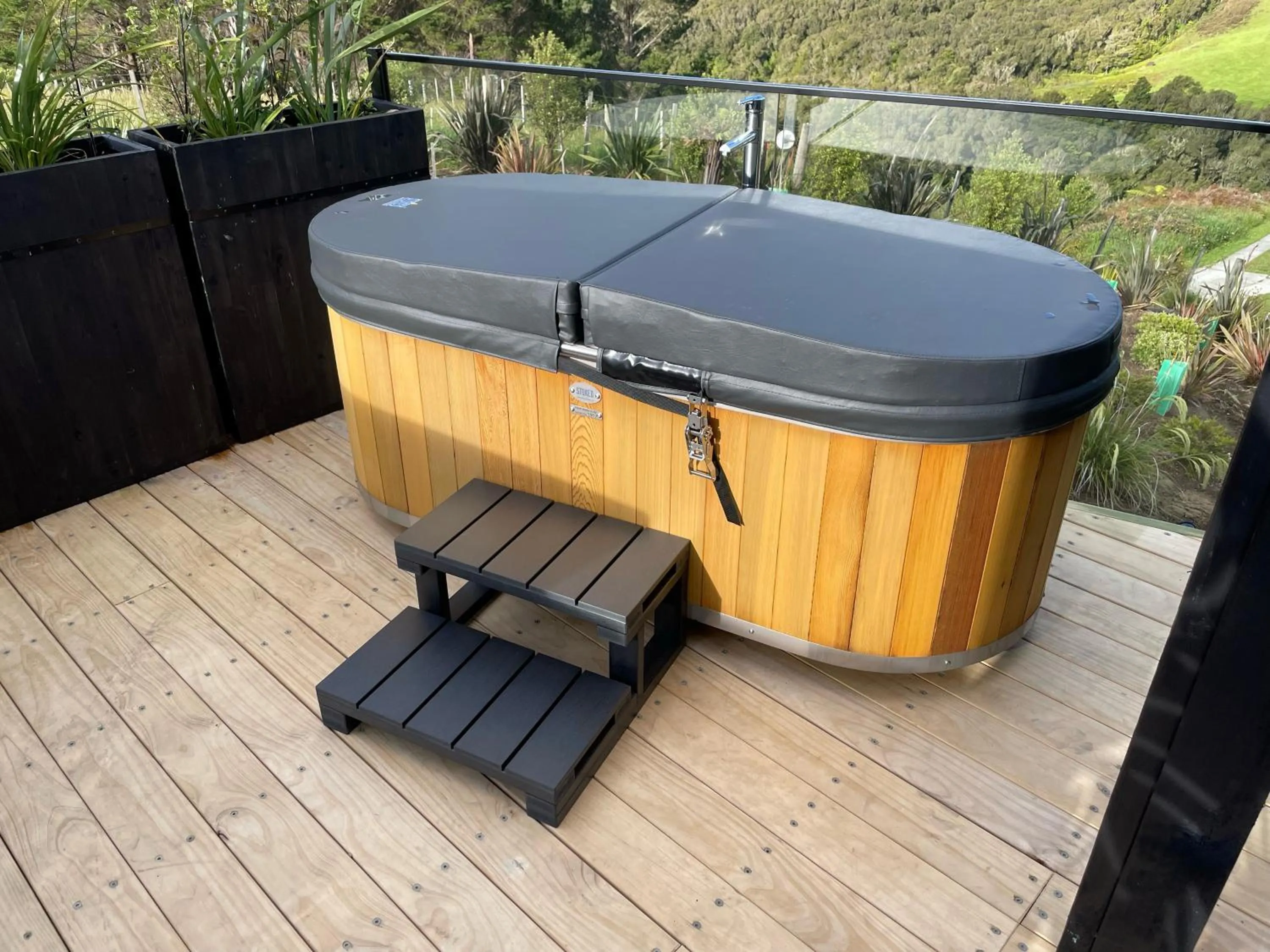 Open Air Bath in Mangorei Heights - New Plymouth