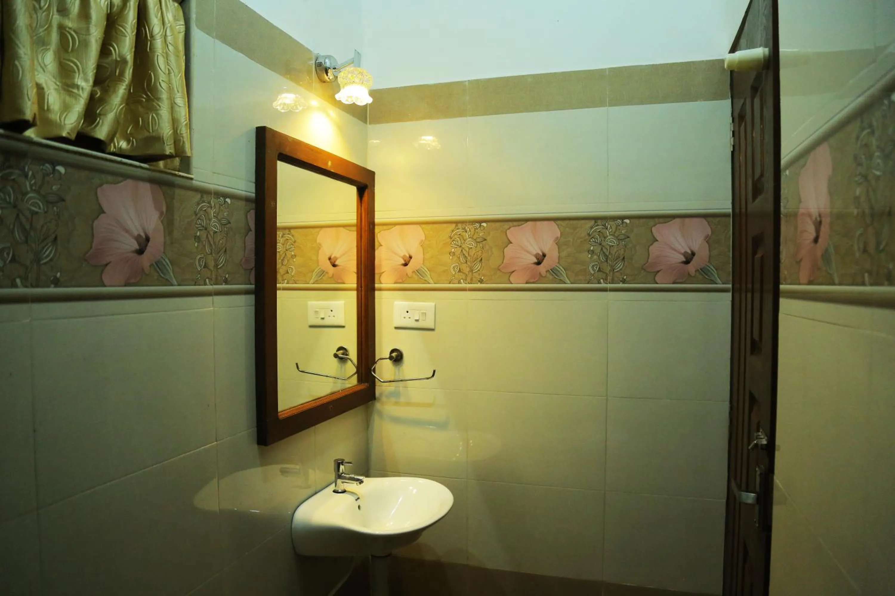 Bathroom in Snow Hills Nature Resort, Thekkady