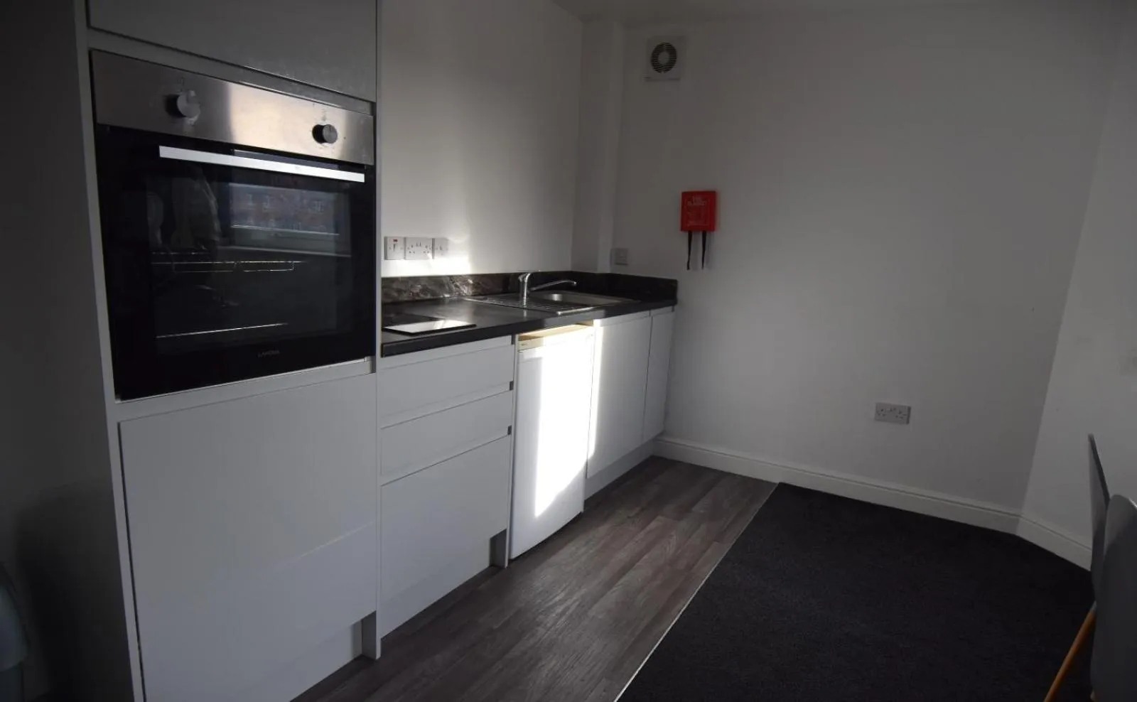 Kitchen or kitchenette in OYO Victoria Apartments