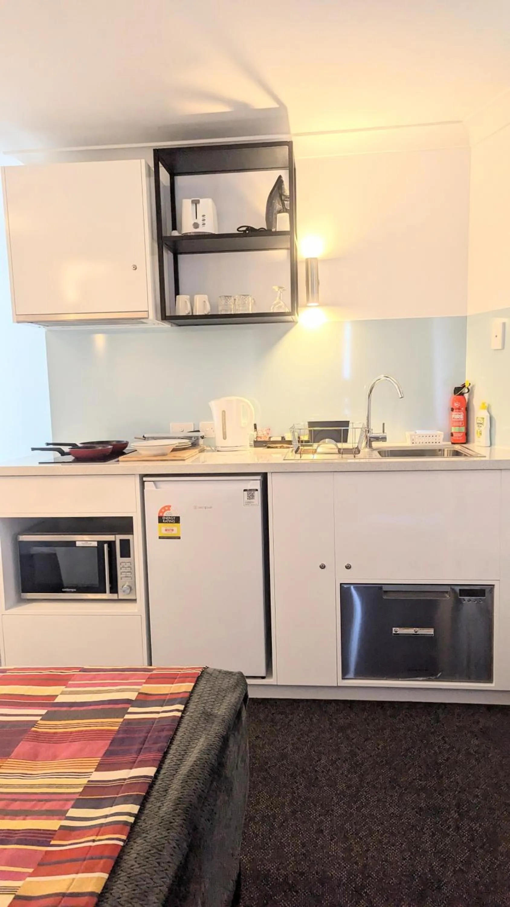 Kitchen or kitchenette in PROSERPINE MOTOR LODGE