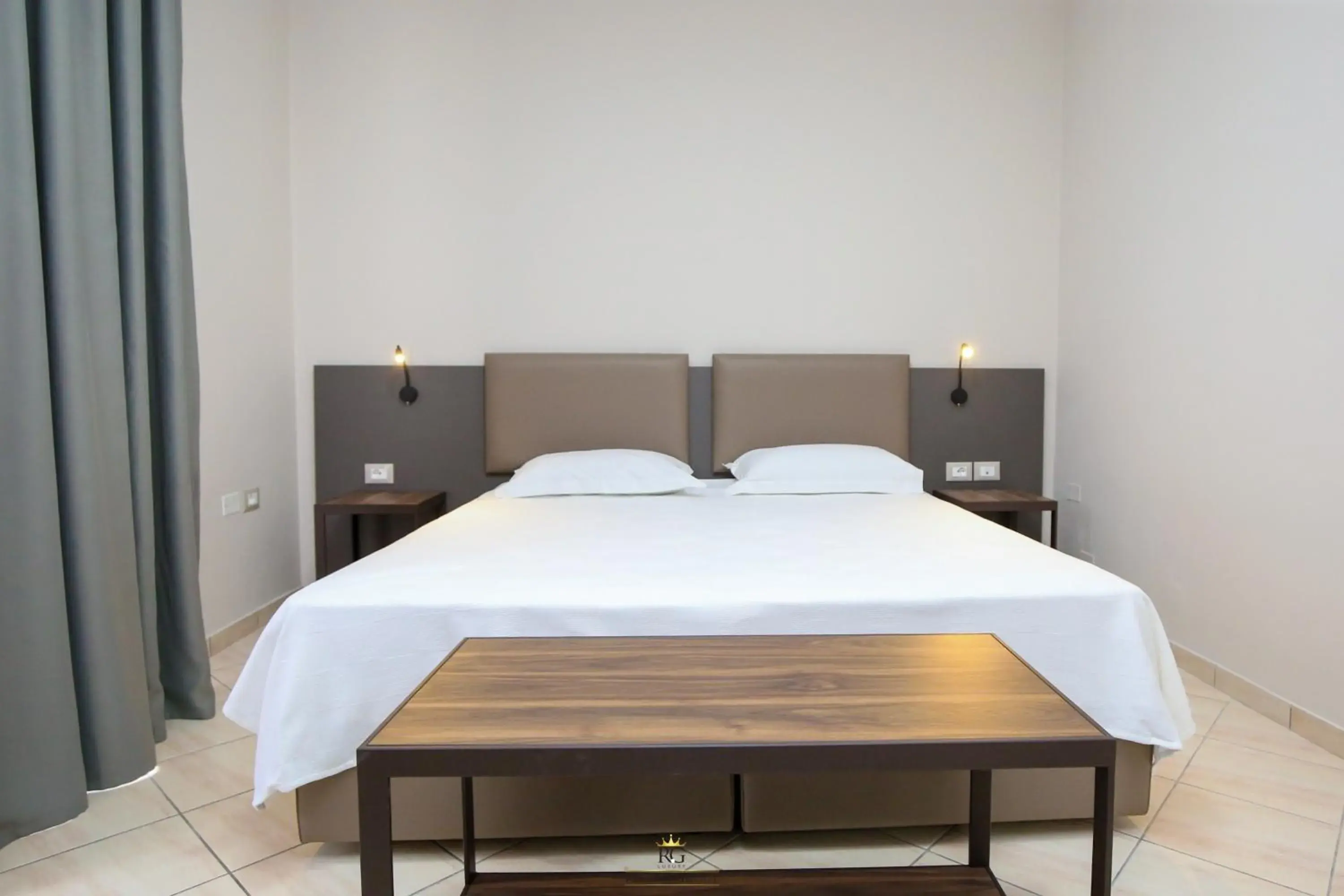 Bed in Regina Garden Vlore Bed in Regina Garden Vlore