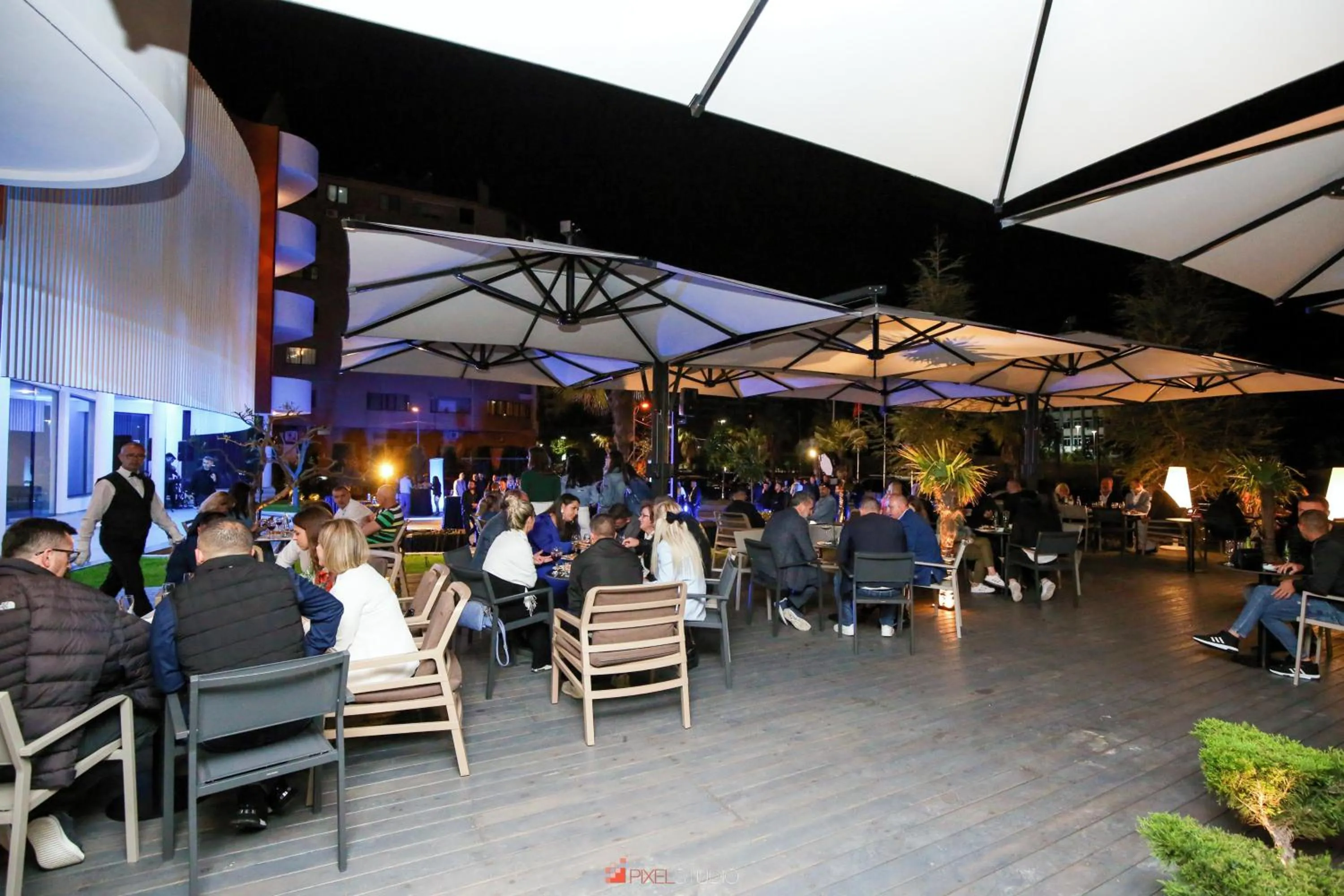 Restaurant/places to eat in Regina Garden Vlore