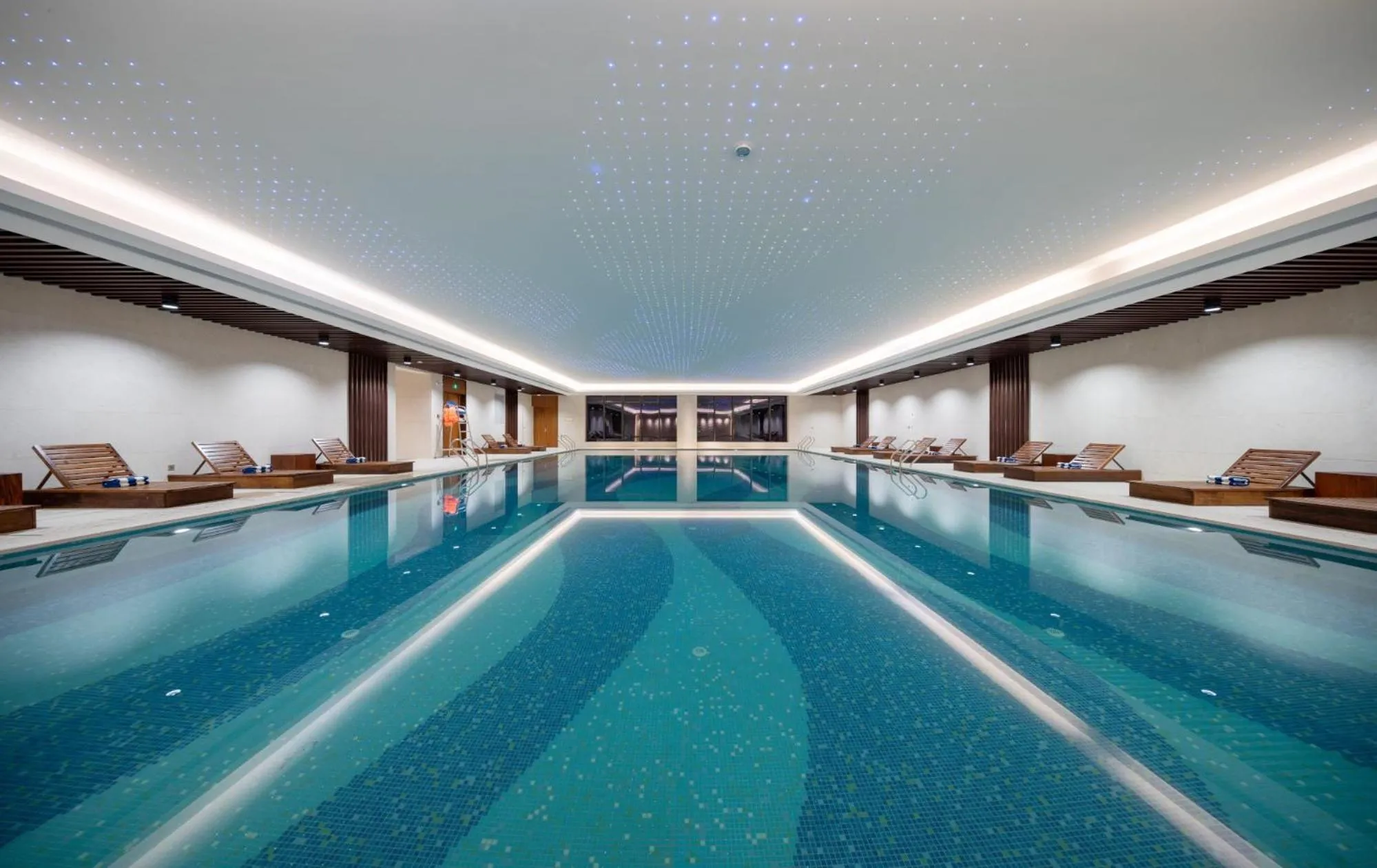 Swimming pool in Optical Valley Convention Hotel