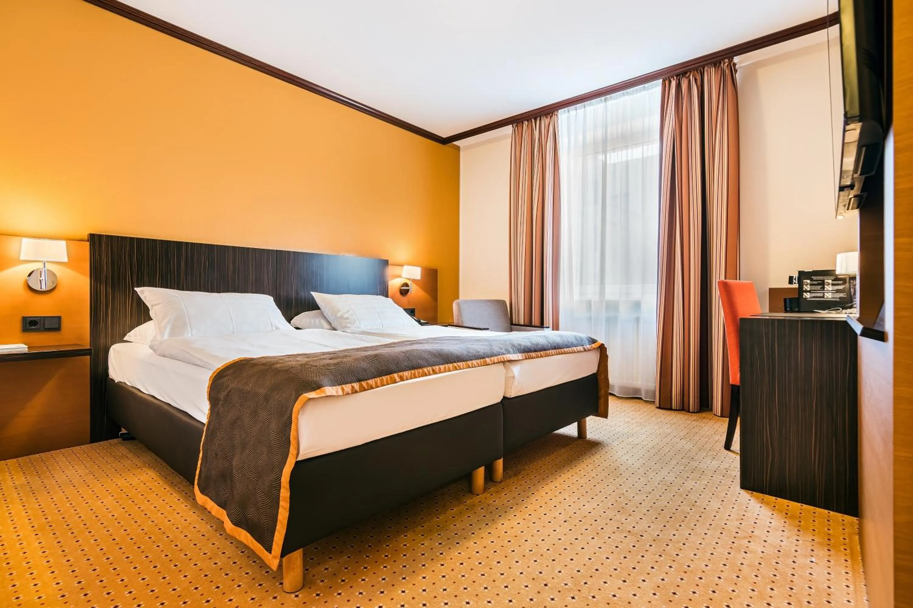 Bed in Trans World Hotel Donauwelle