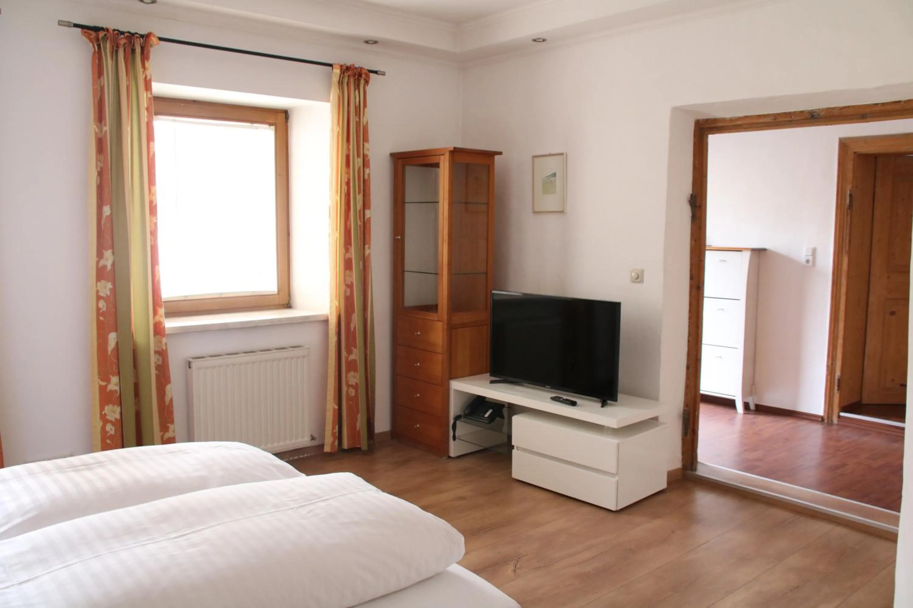 Bedroom, Bed in Hotel Goldene Krone Innsbruck