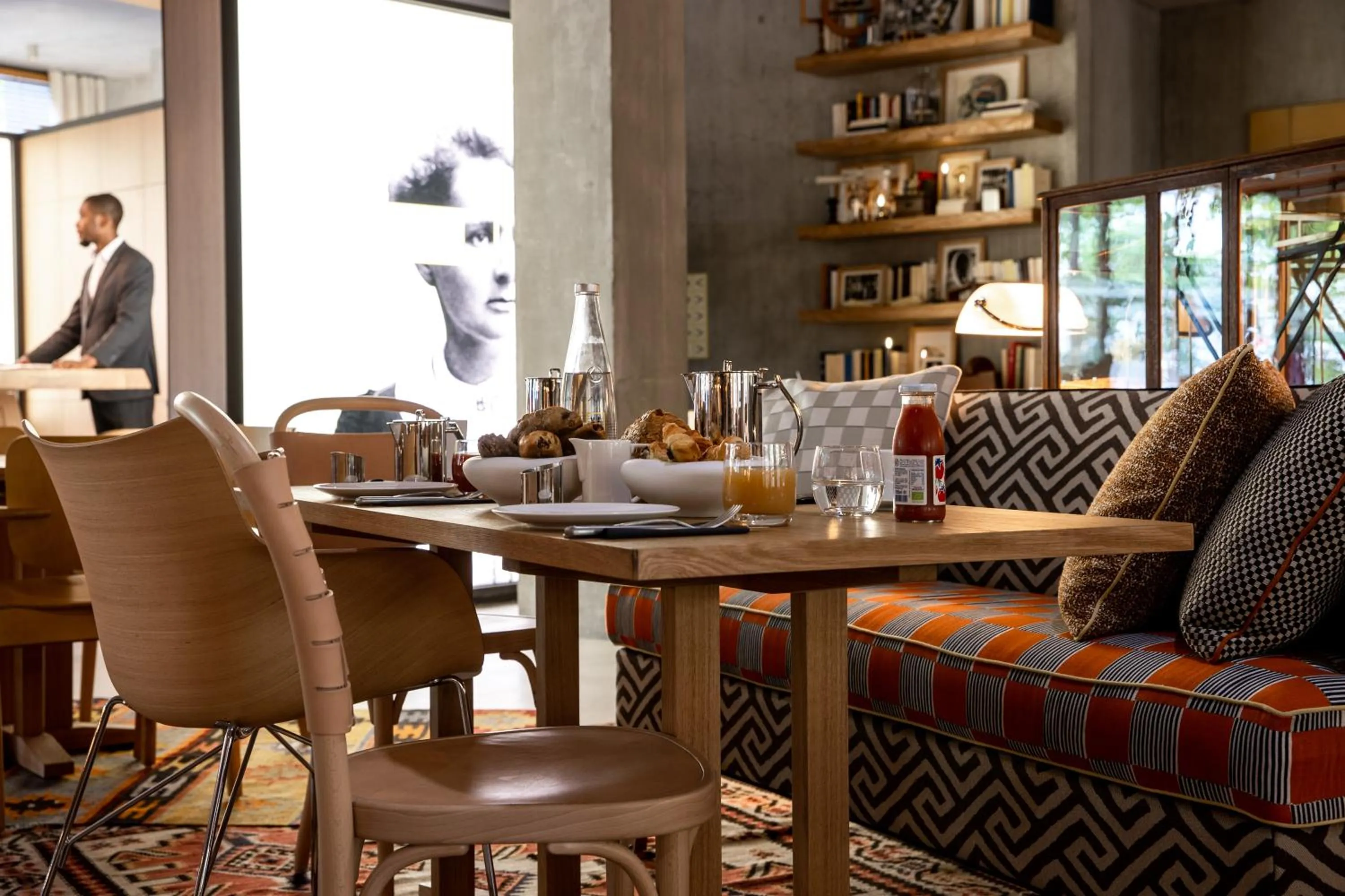 Restaurant/places to eat in Villa M