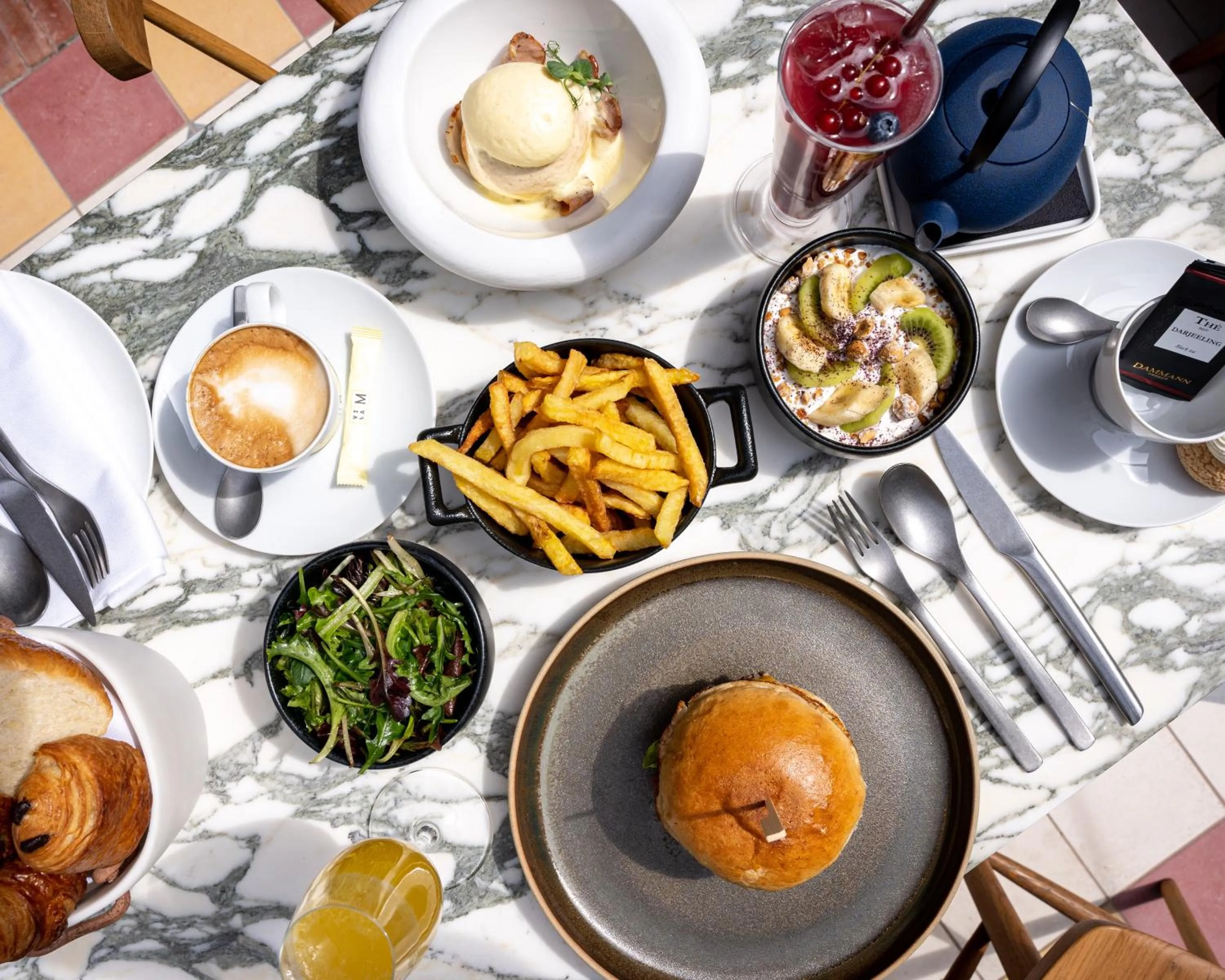 Restaurant/places to eat in Villa M