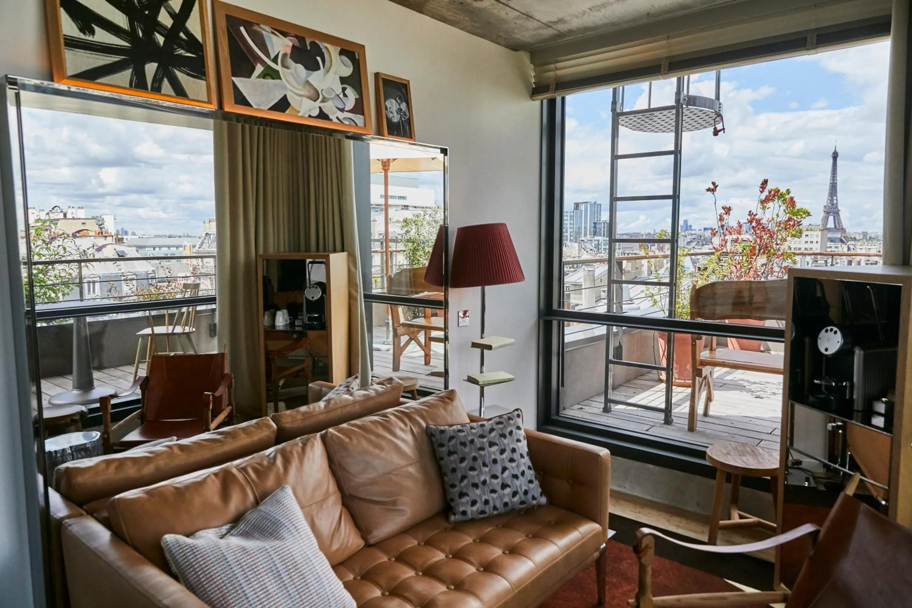 Communal lounge/ TV room in Villa M