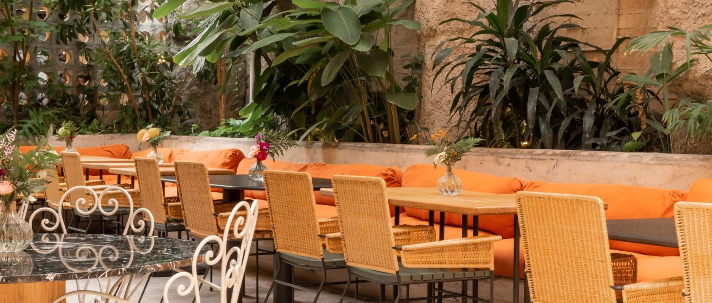 Restaurant/places to eat in 23 Hotel Medellin