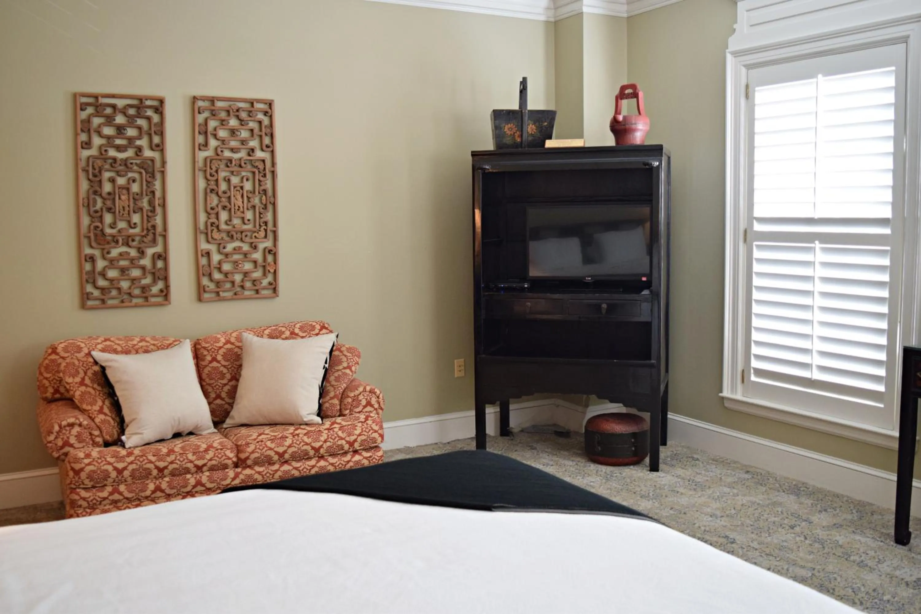 Seating area, Bed in JH Adams Inn, Trademark Collection by Wyndham