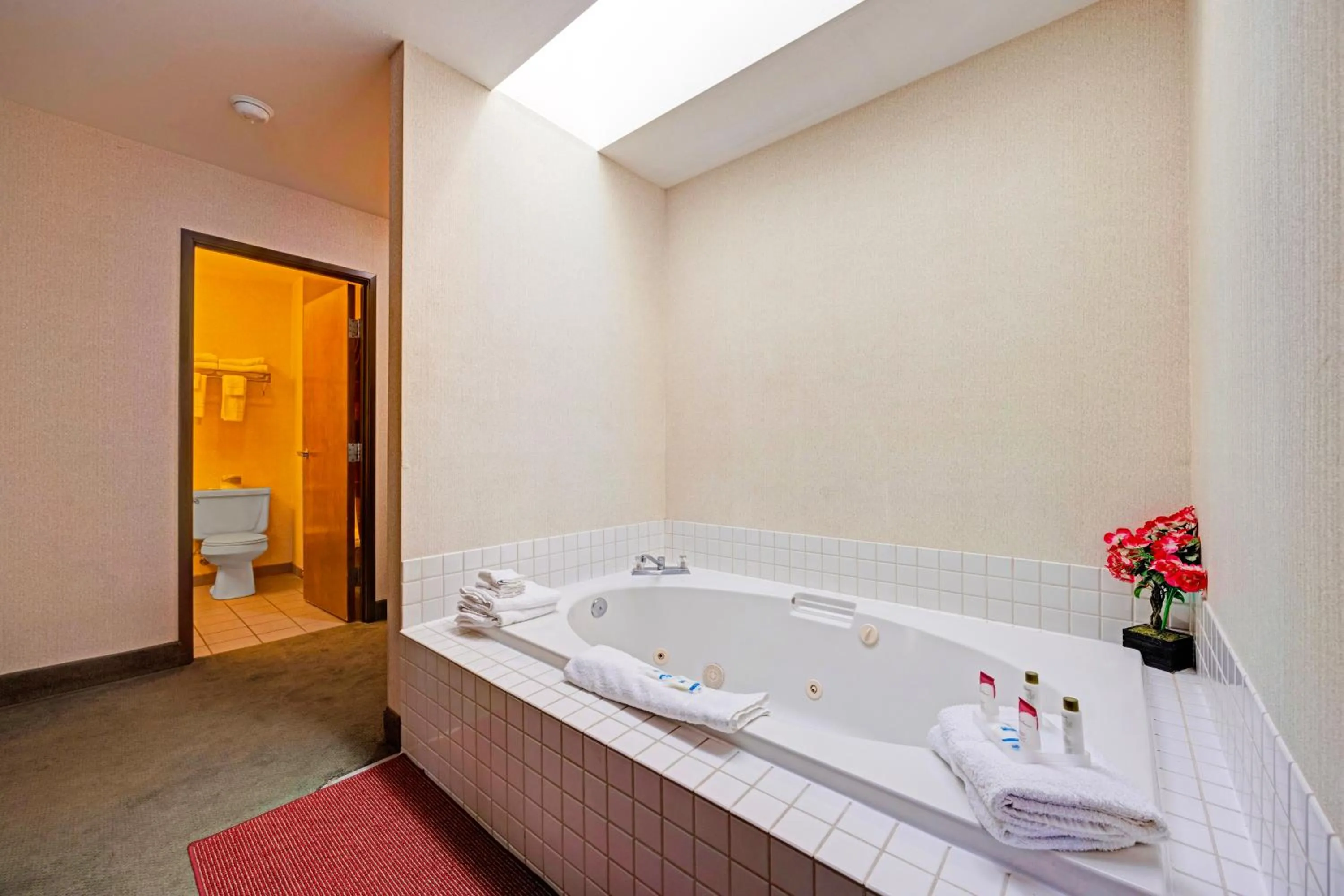 Hot Tub in Capital O Stevenson Inn Riverside