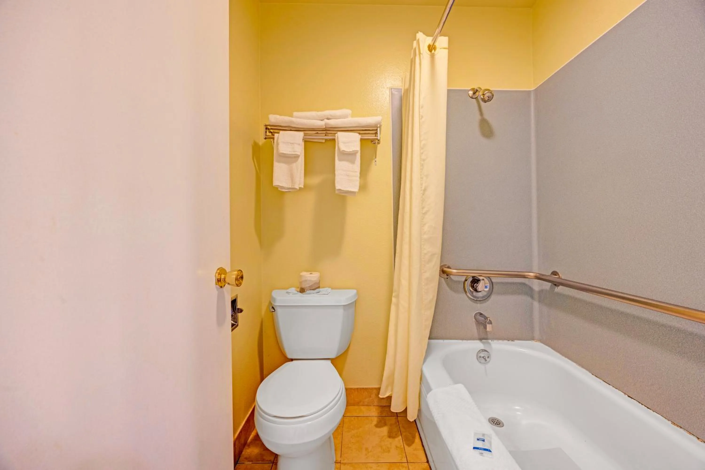 Bathroom in Capital O Stevenson Inn Riverside