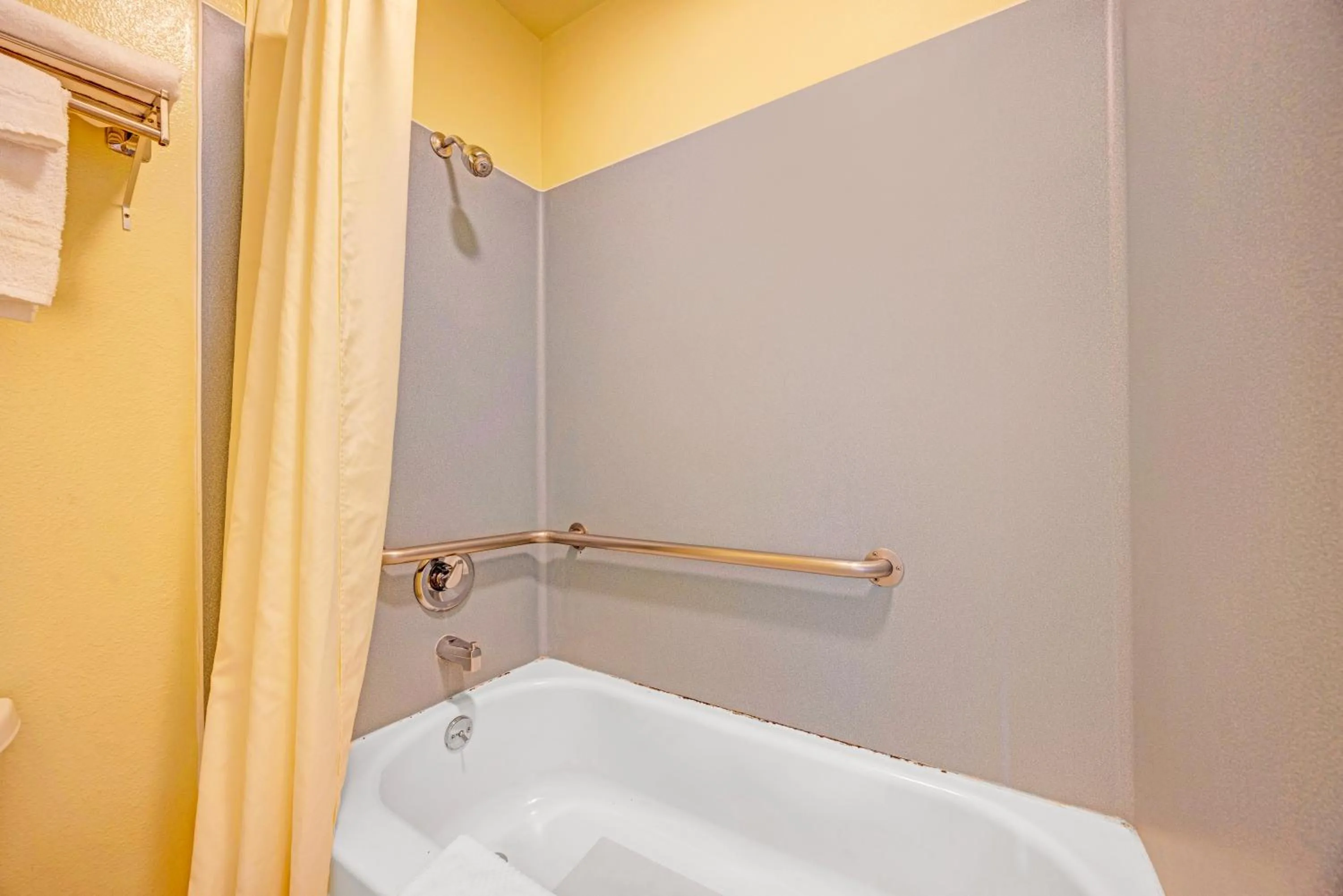 Bathroom in Capital O Stevenson Inn Riverside