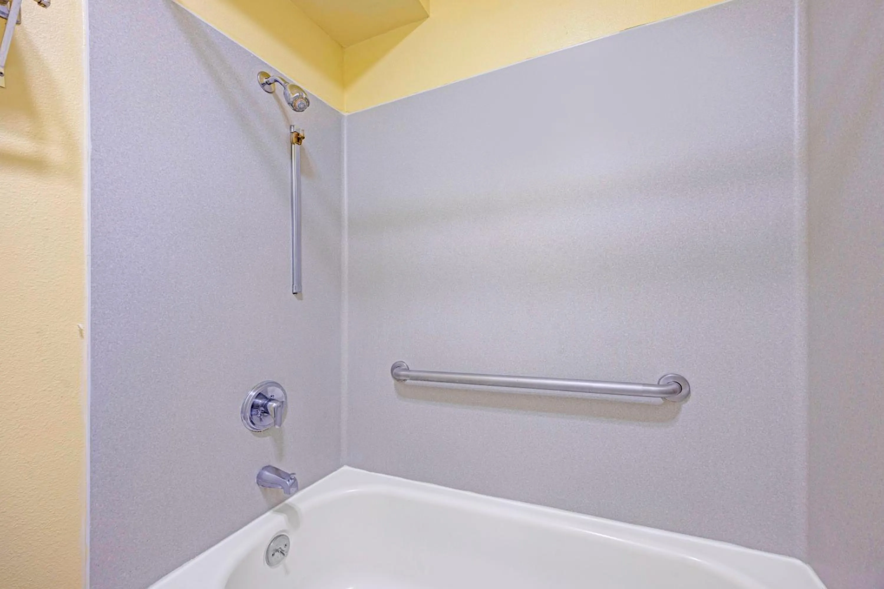 Bath in Capital O Stevenson Inn Riverside