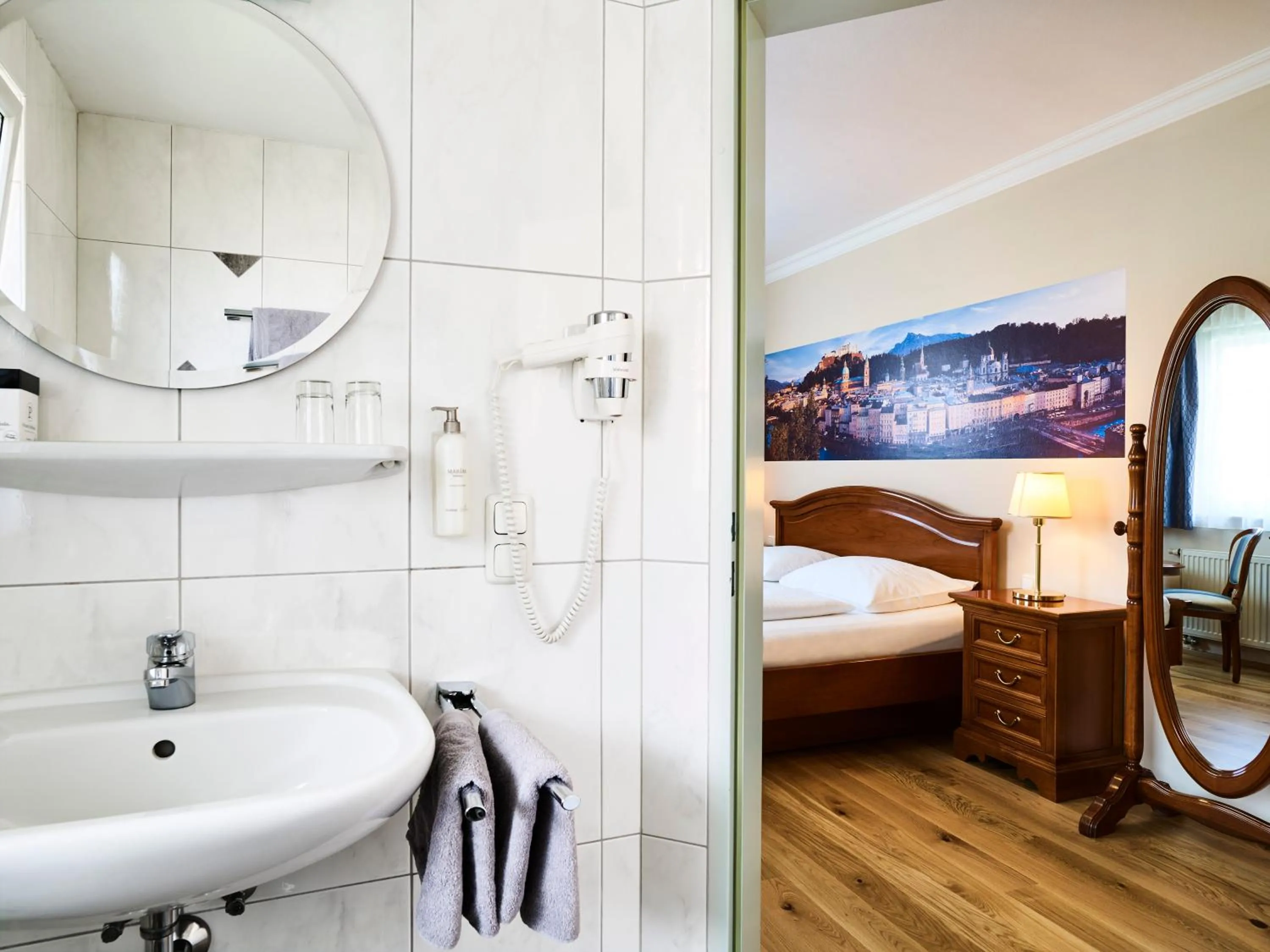 Bathroom, Bed in Das Grüne Hotel zur Post - 100 % BIO