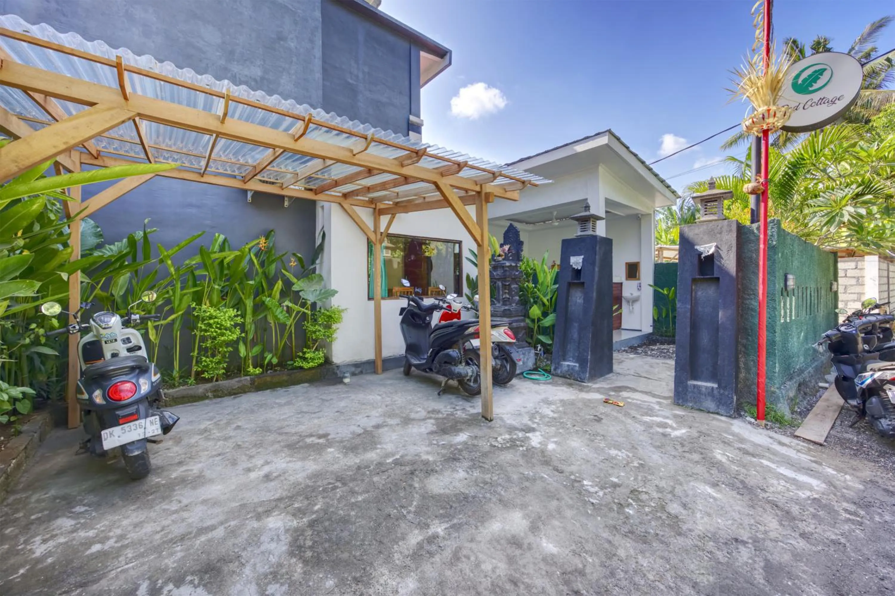 Facade/entrance in Ped Cottage