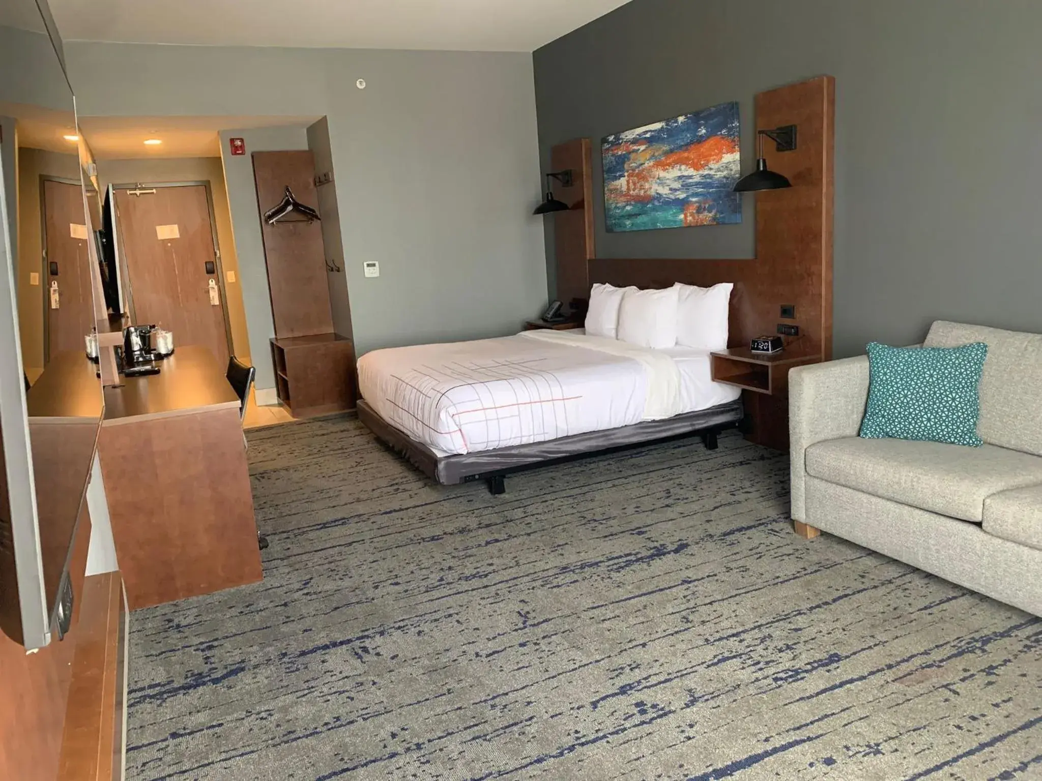 1 King Bed, Mobility Accessible Superior Room, Non-Smoking in La Quinta Inn & Suites by Wyndham Louisville NE - Old Henry Rd 1 King Bed, Mobility Accessible Superior Room, Non-Smoking in La Quinta Inn & Suites by Wyndham Louisville NE - Old Henry Rd