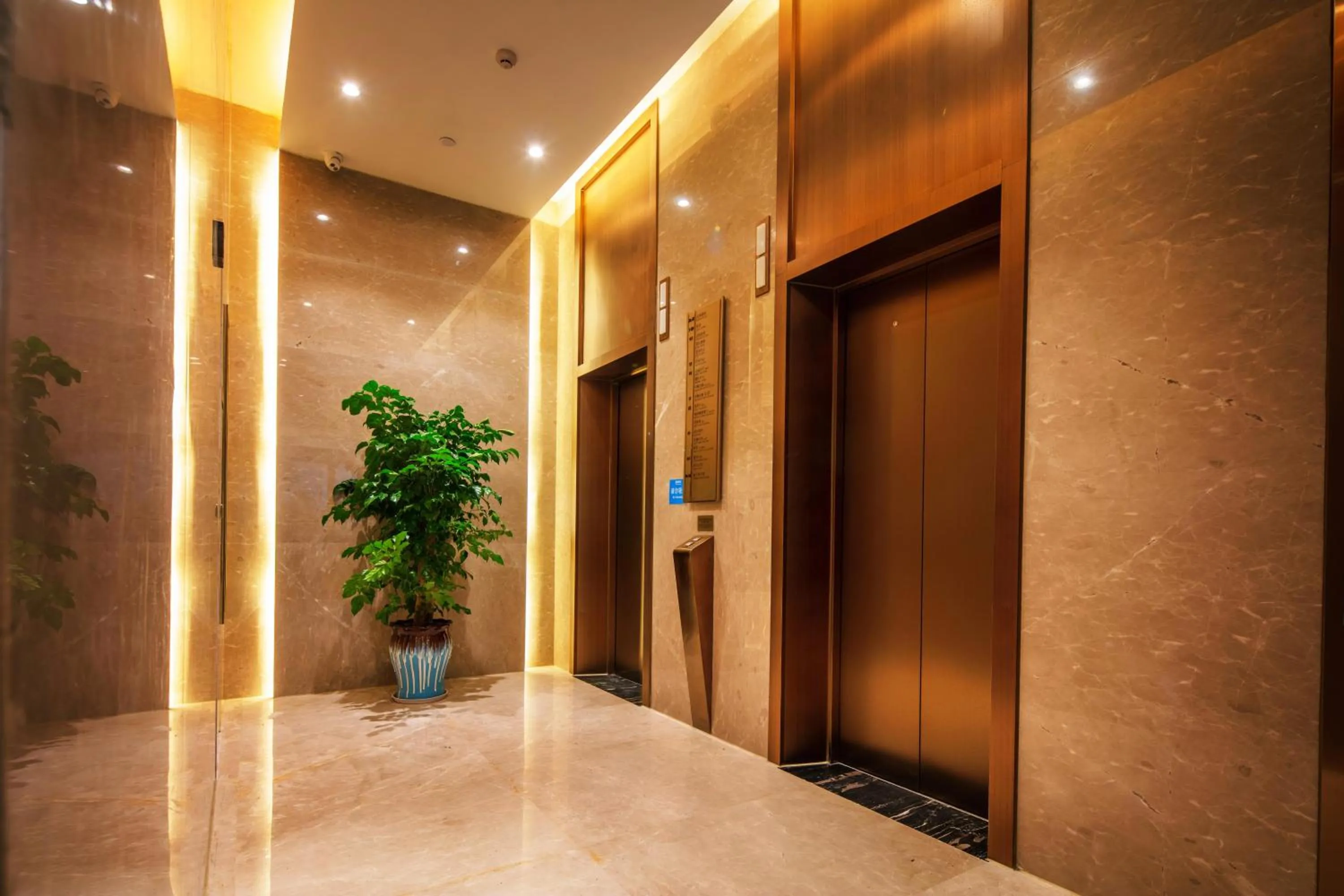 elevator in Wyndham Shiyan Downtown