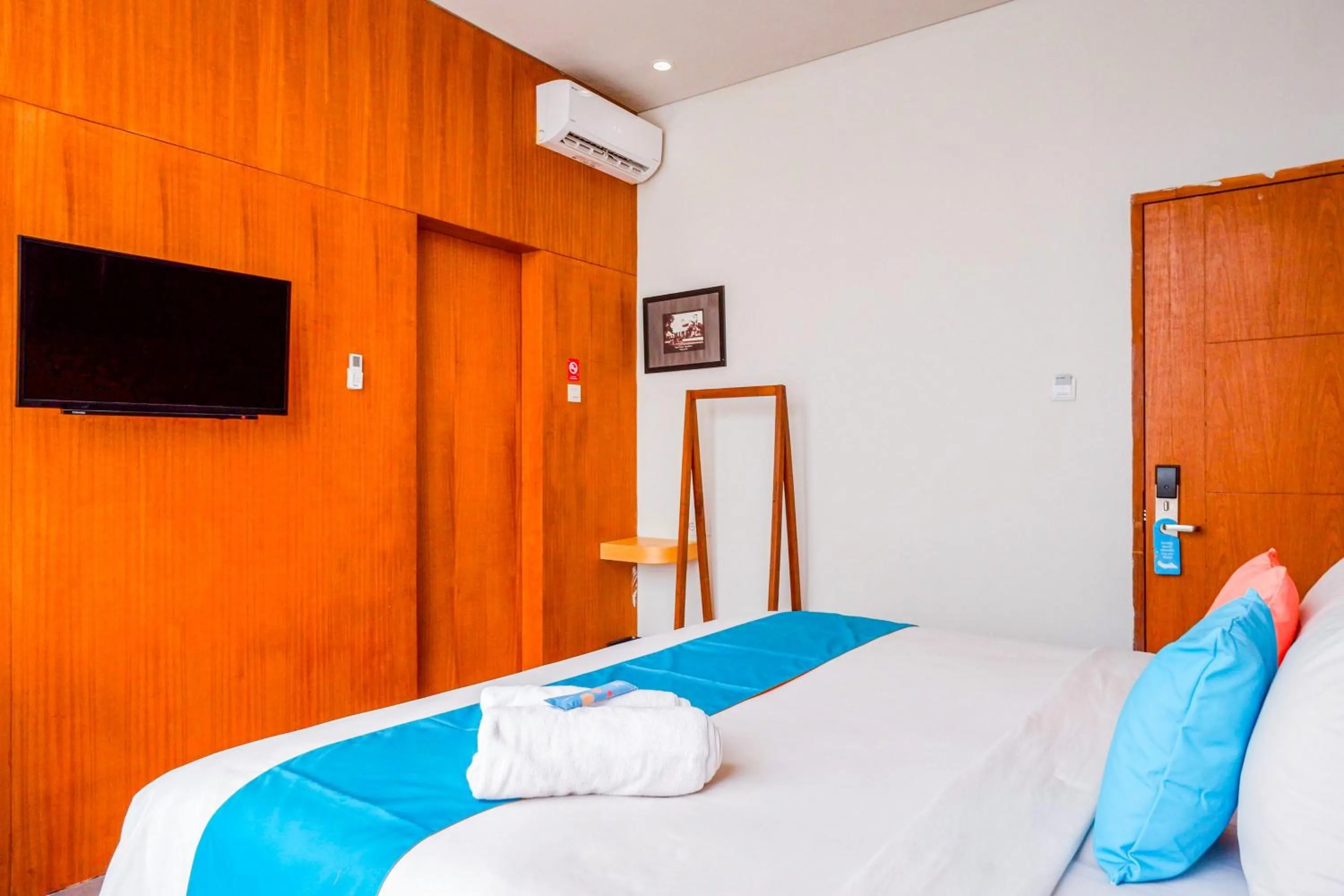 Bedroom, Bed in Sans Hotel Ekkon Yogyakarta by Reddoorz