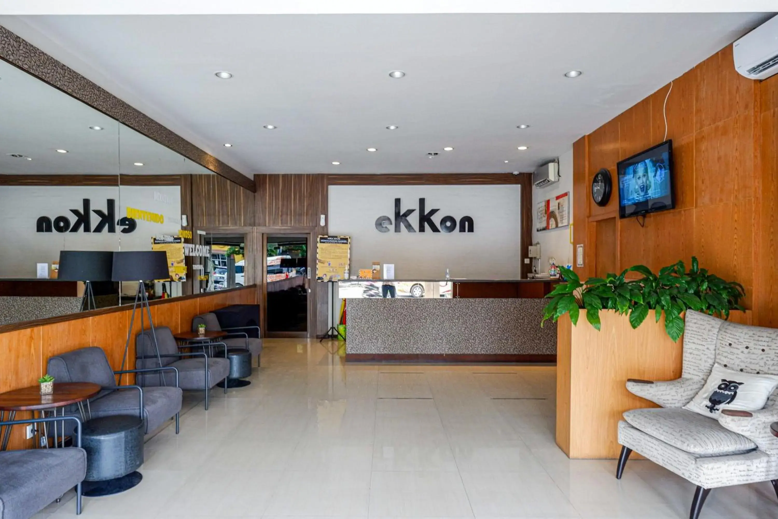 Lobby or reception in Sans Hotel Ekkon Yogyakarta by Reddoorz Lobby or reception in Sans Hotel Ekkon Yogyakarta by Reddoorz