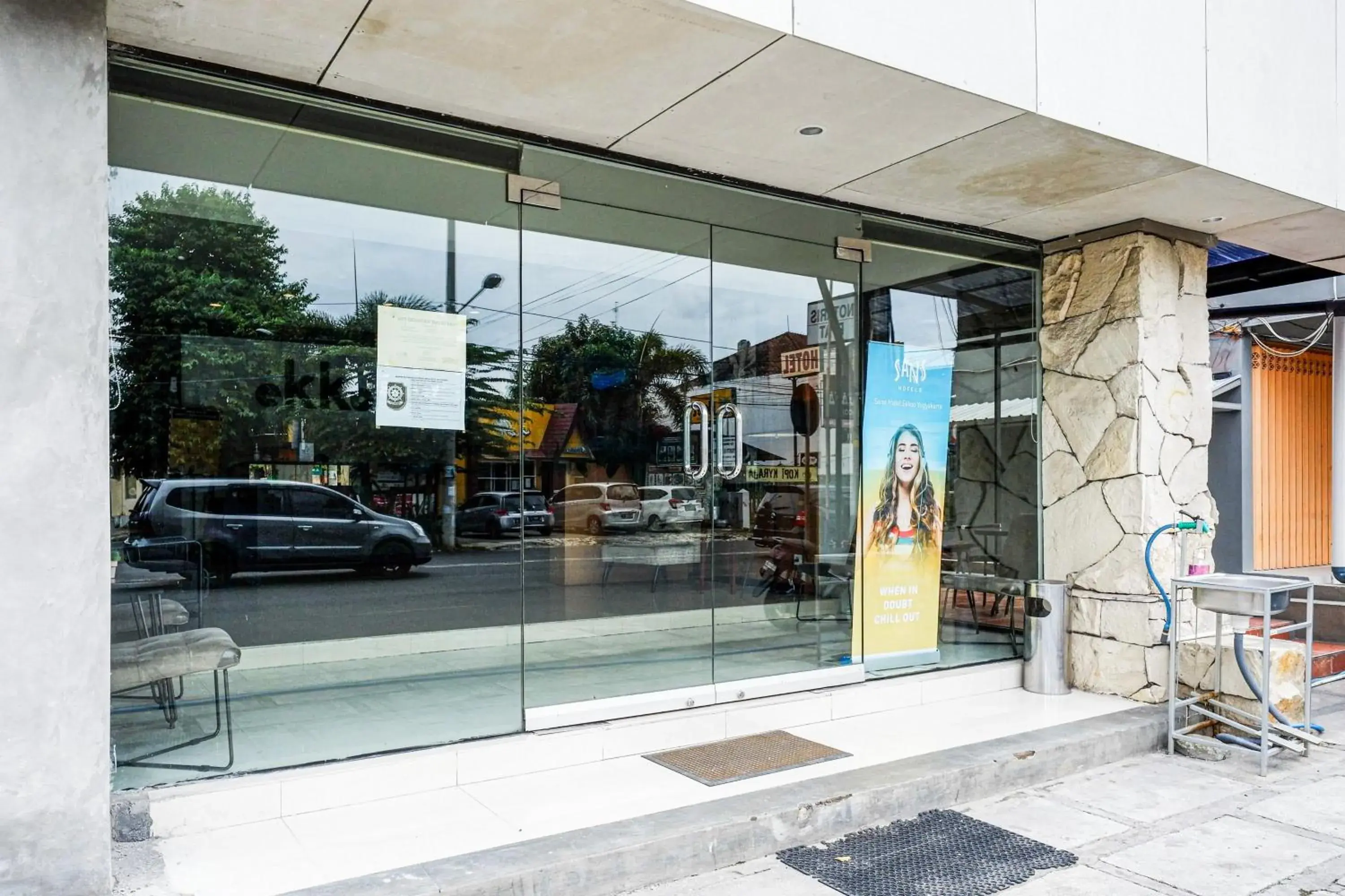 Facade/entrance in Sans Hotel Ekkon Yogyakarta by Reddoorz Facade/entrance in Sans Hotel Ekkon Yogyakarta by Reddoorz