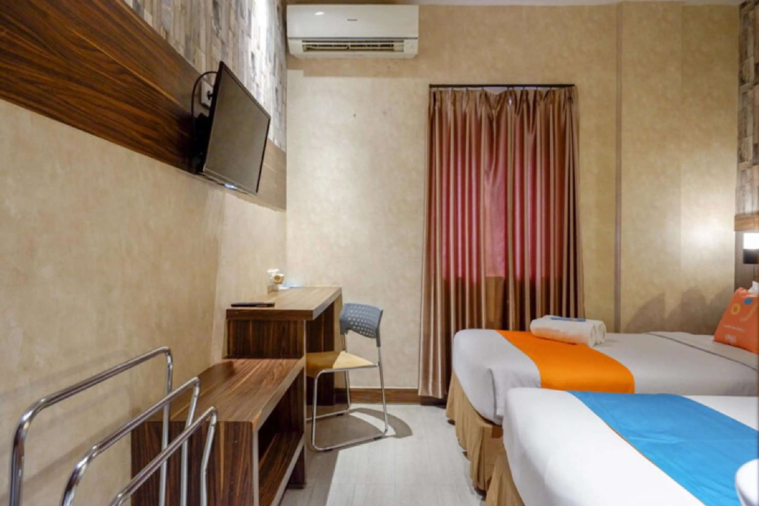 Bed in Sans Hotel Ekkon Yogyakarta by Reddoorz