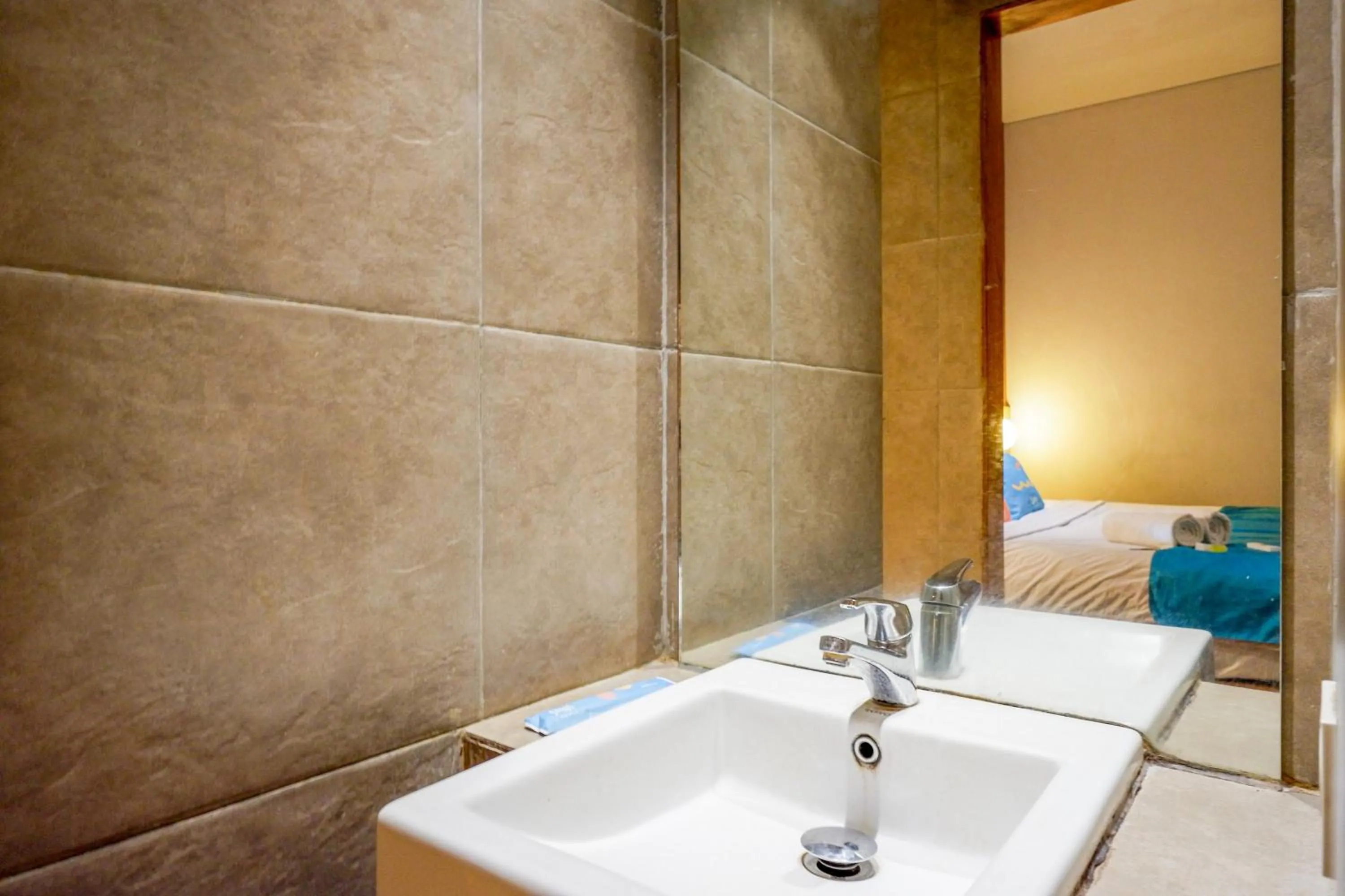 Bathroom, Bed in Sans Hotel Ekkon Yogyakarta by Reddoorz