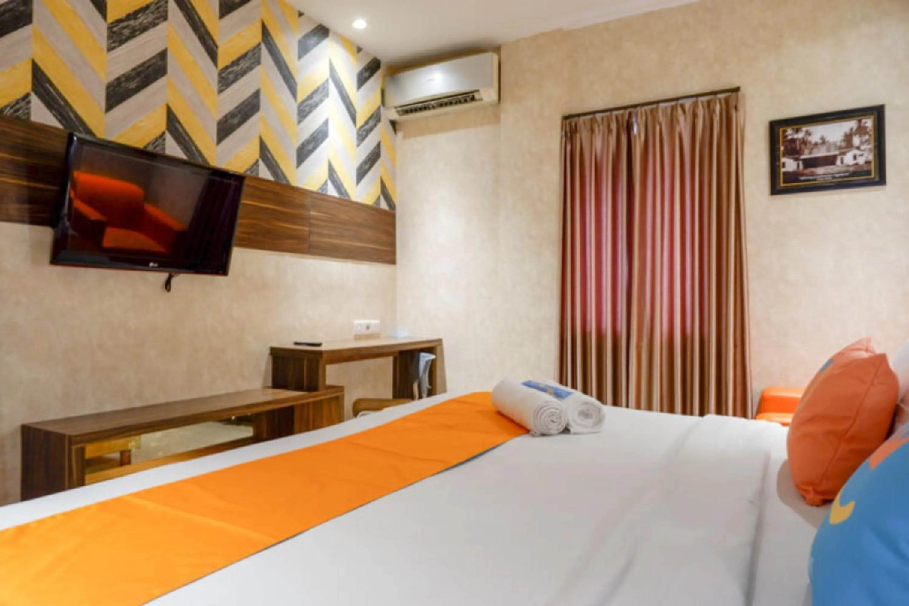 Bed in Sans Hotel Ekkon Yogyakarta by Reddoorz