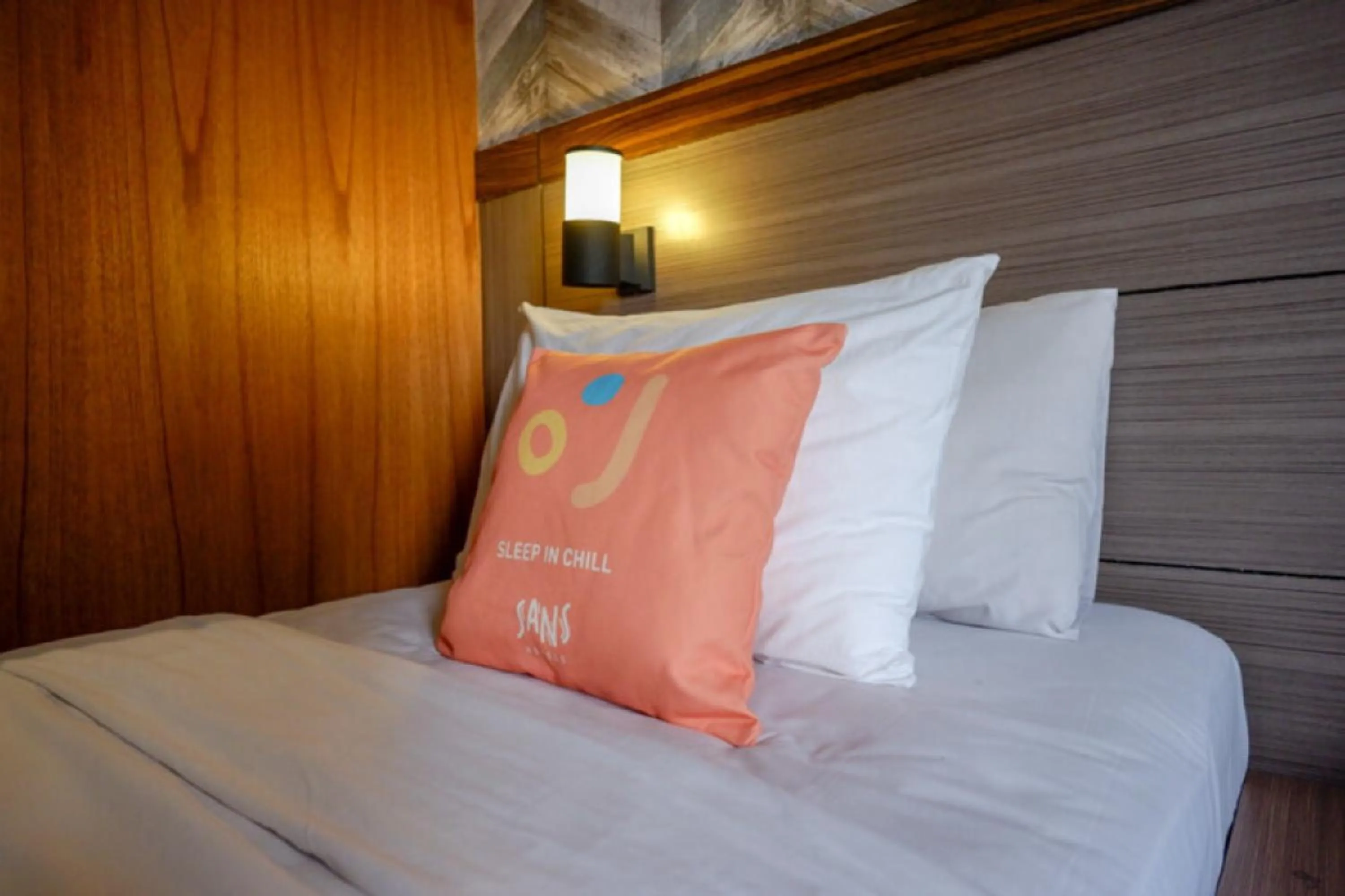 Bed in Sans Hotel Ekkon Yogyakarta by Reddoorz