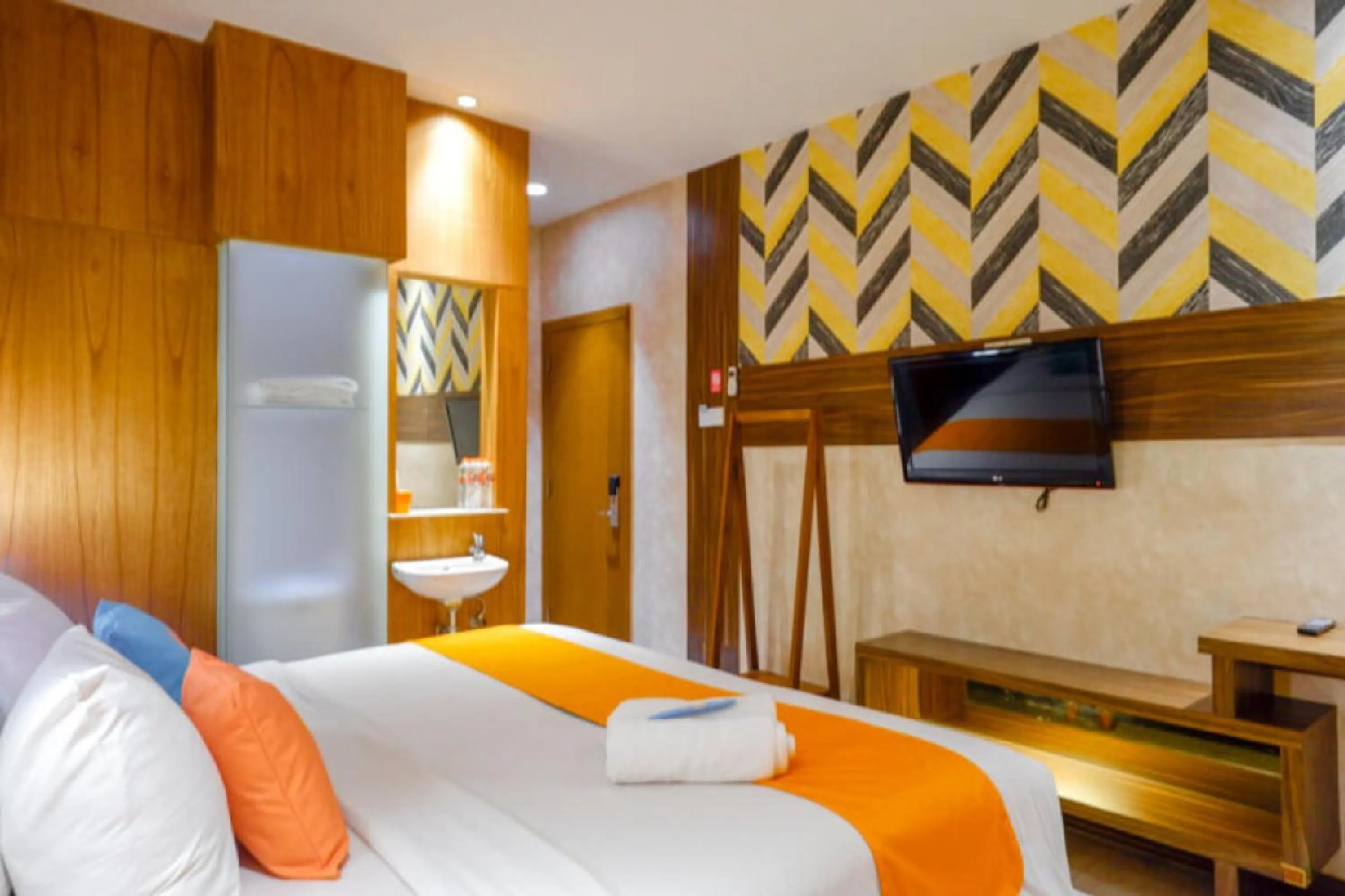 Bed in Sans Hotel Ekkon Yogyakarta by Reddoorz