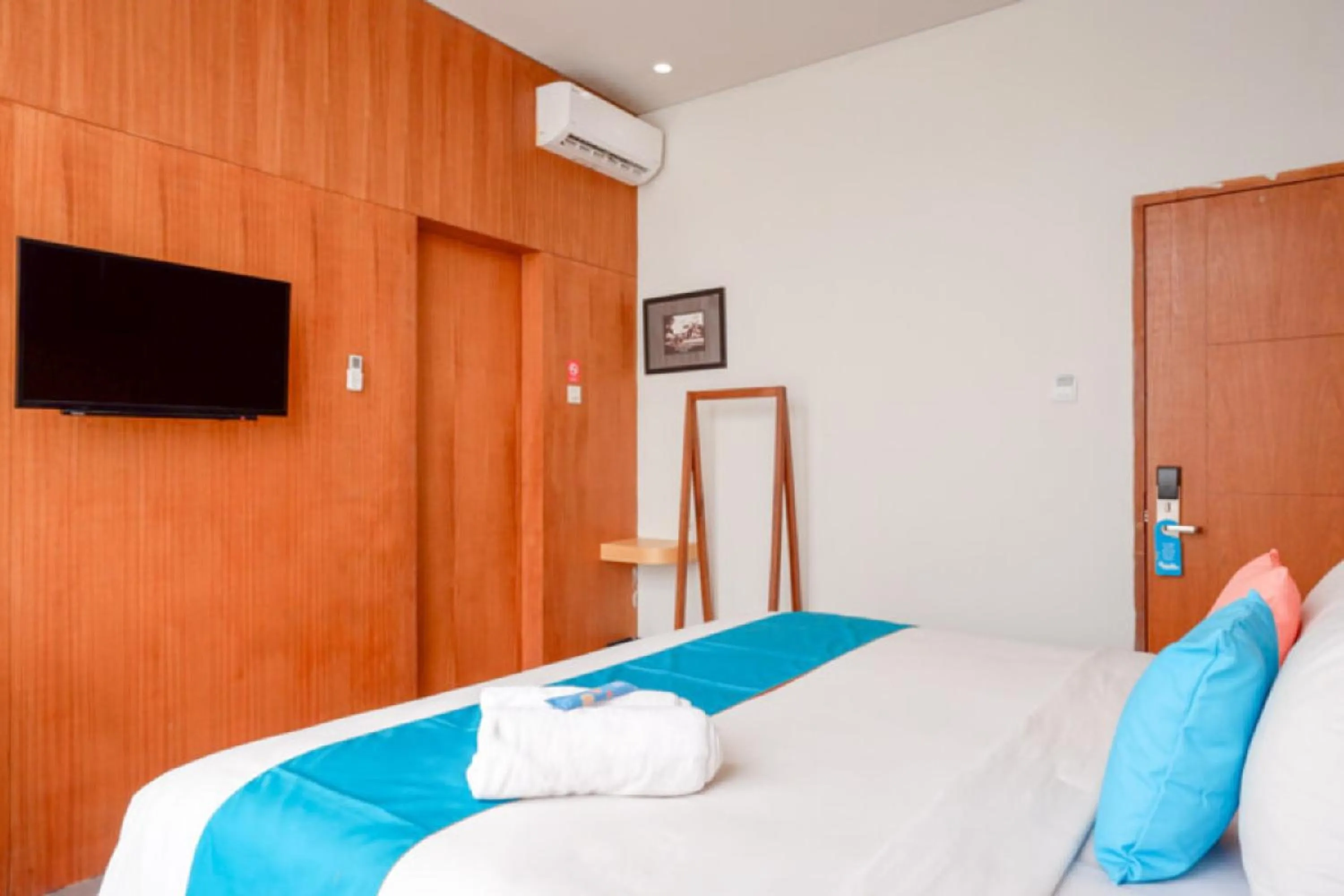 Bed in Sans Hotel Ekkon Yogyakarta by Reddoorz