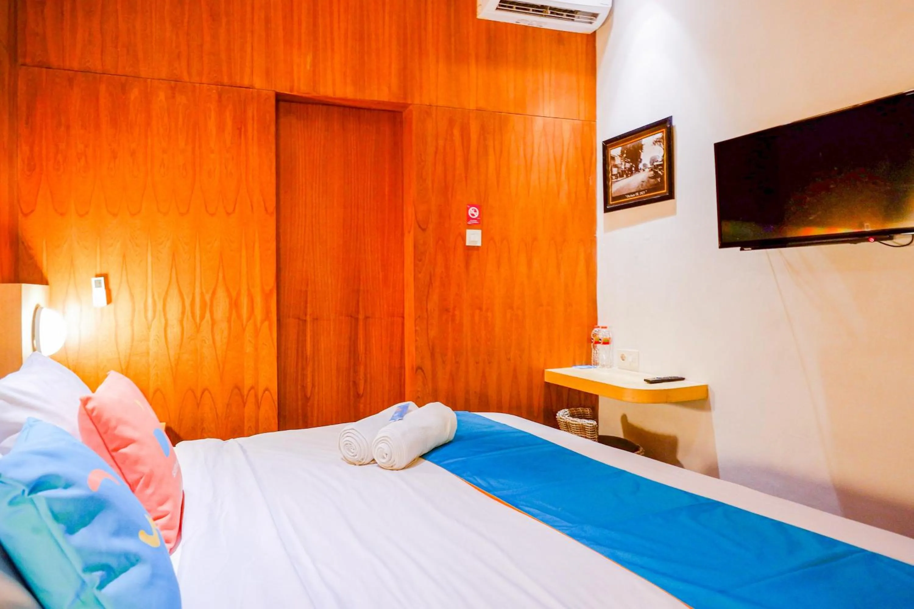 Bedroom, Bed in Sans Hotel Ekkon Yogyakarta by Reddoorz