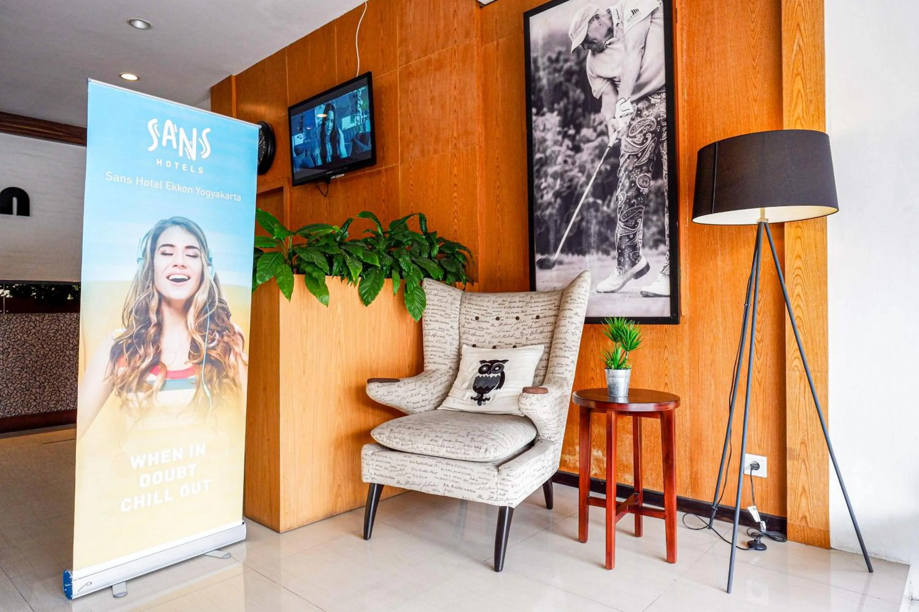 Seating area in Sans Hotel Ekkon Yogyakarta by Reddoorz