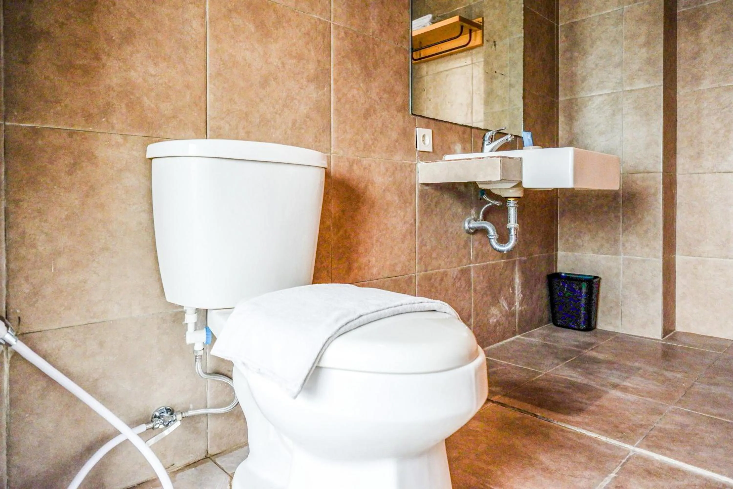 Bathroom in Sans Hotel Ekkon Yogyakarta by Reddoorz