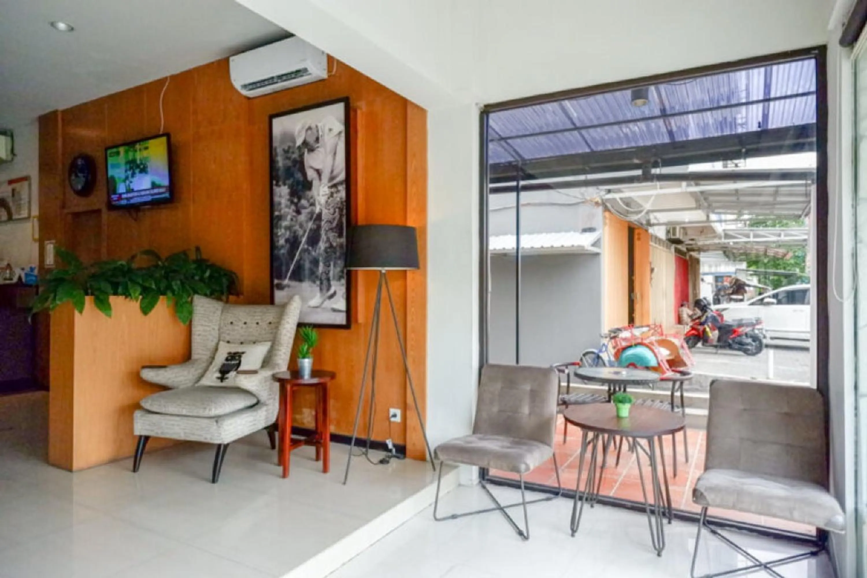 Lobby or reception in Sans Hotel Ekkon Yogyakarta by Reddoorz