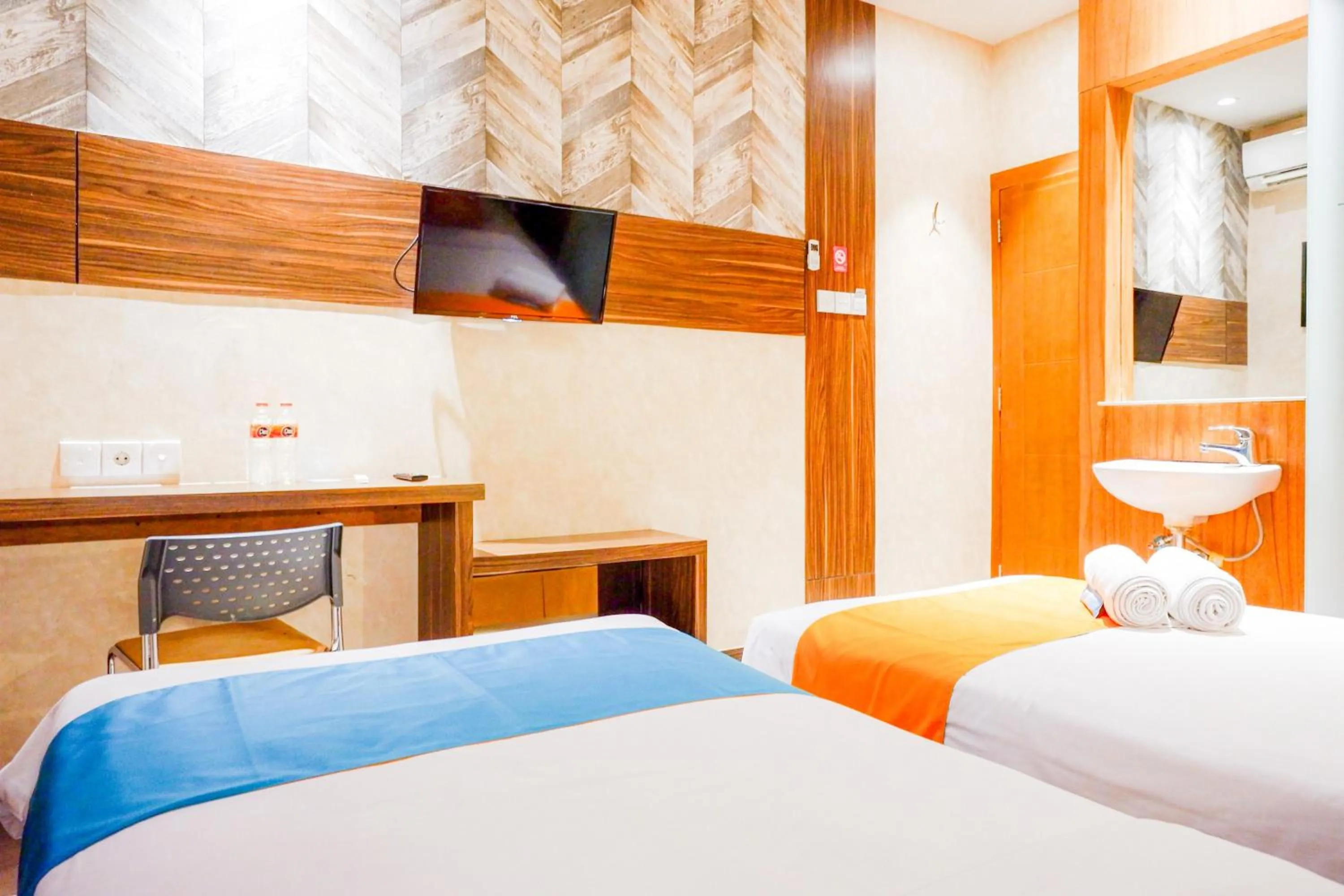 Bedroom, Bed in Sans Hotel Ekkon Yogyakarta by Reddoorz