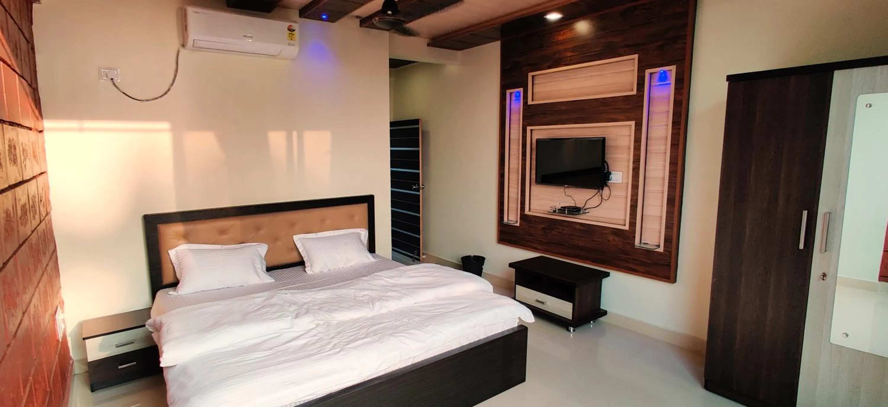 Bed in Happy Days Diveagar