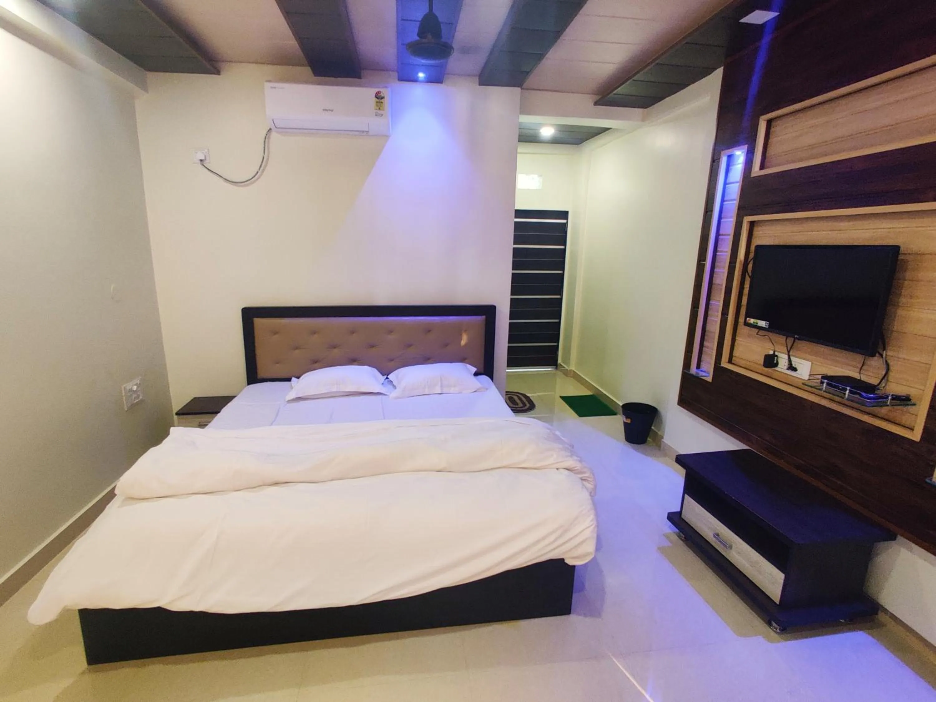 Bed in Happy Days Diveagar