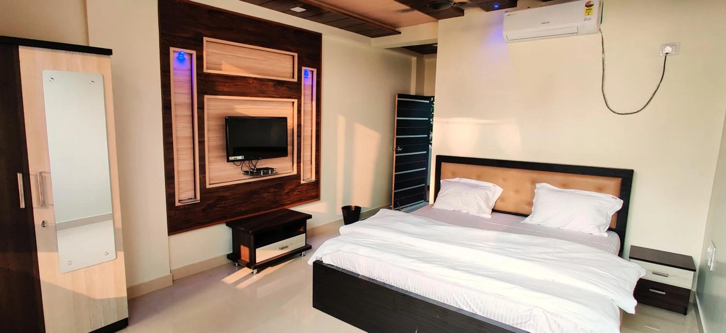 Photo of the whole room, Bed in Happy Days Diveagar