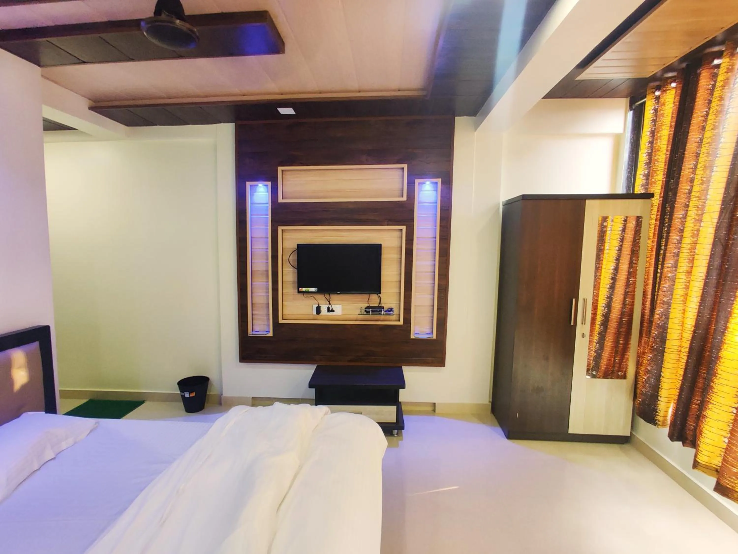 TV and multimedia, Bed in Happy Days Diveagar