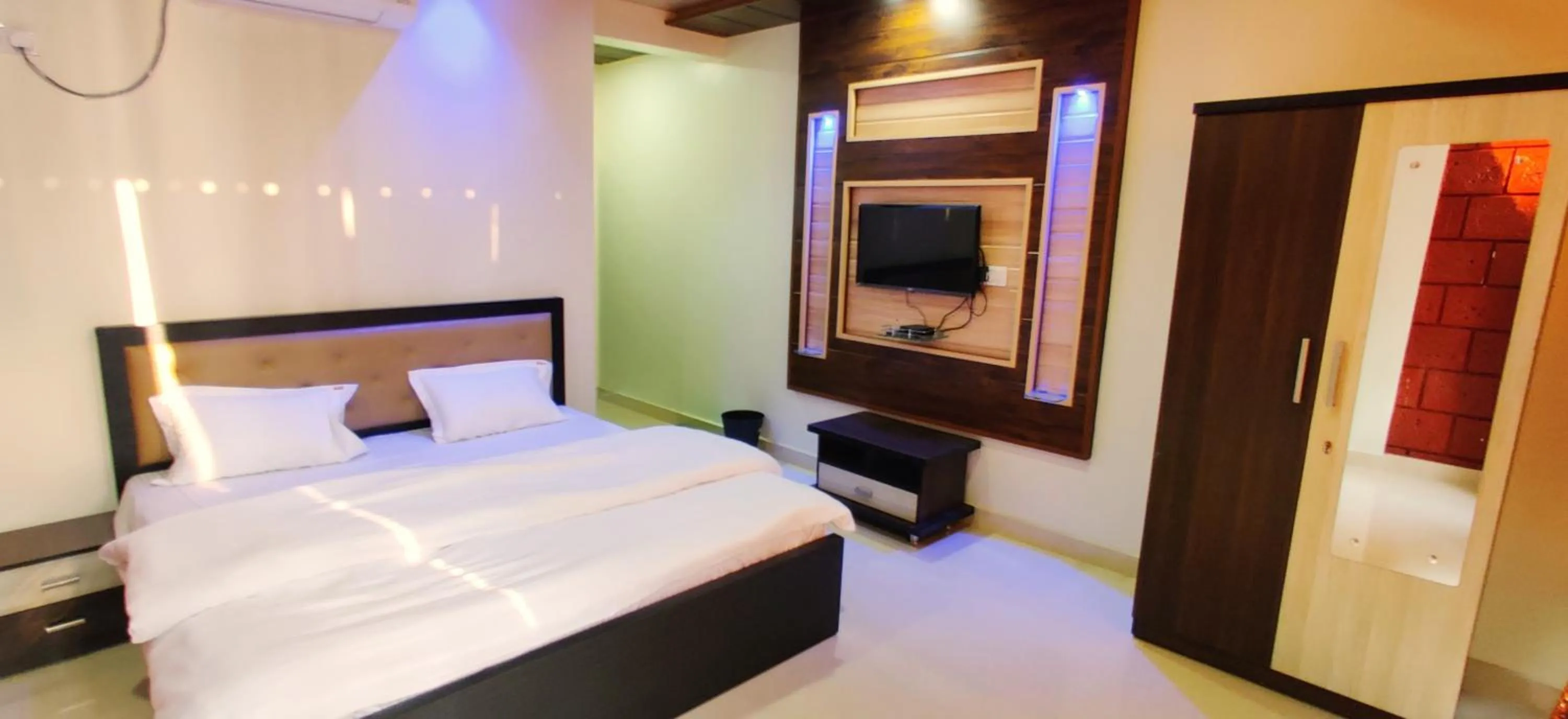 Bed in Happy Days Diveagar