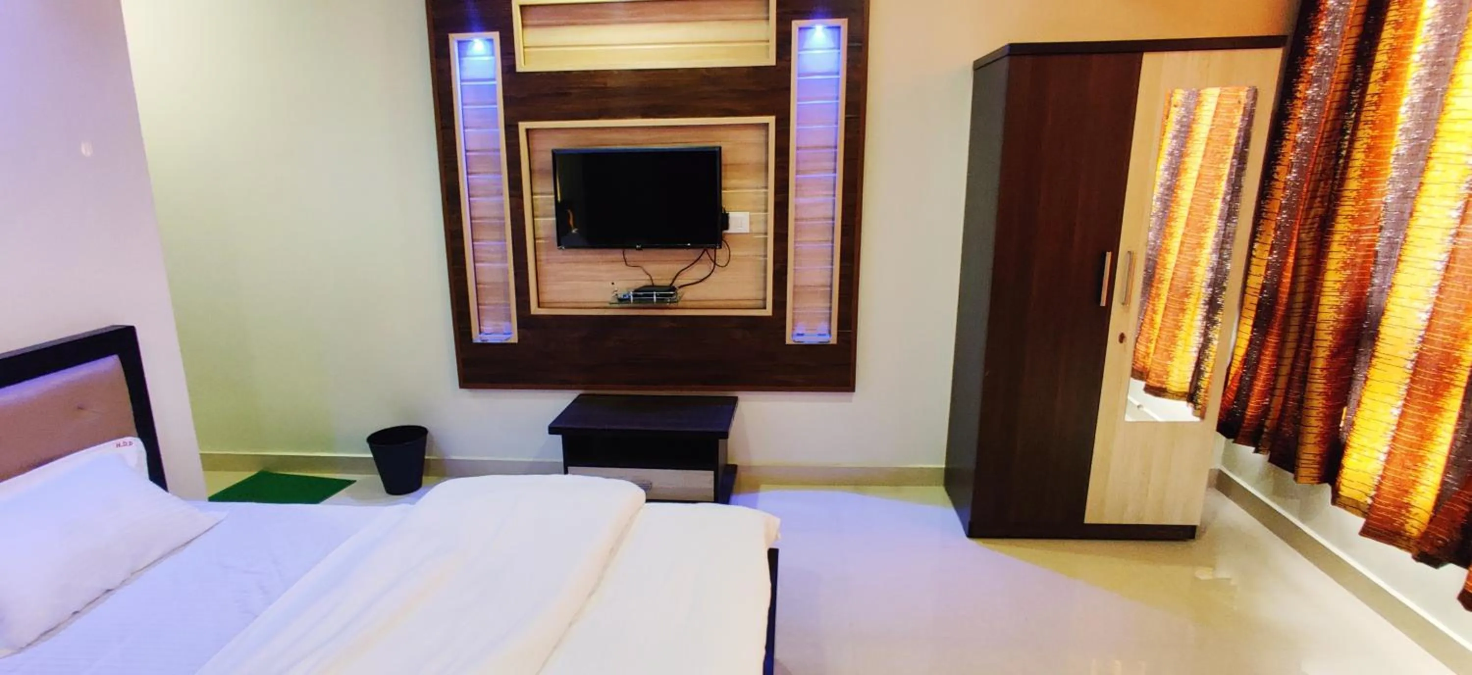 Bed in Happy Days Diveagar