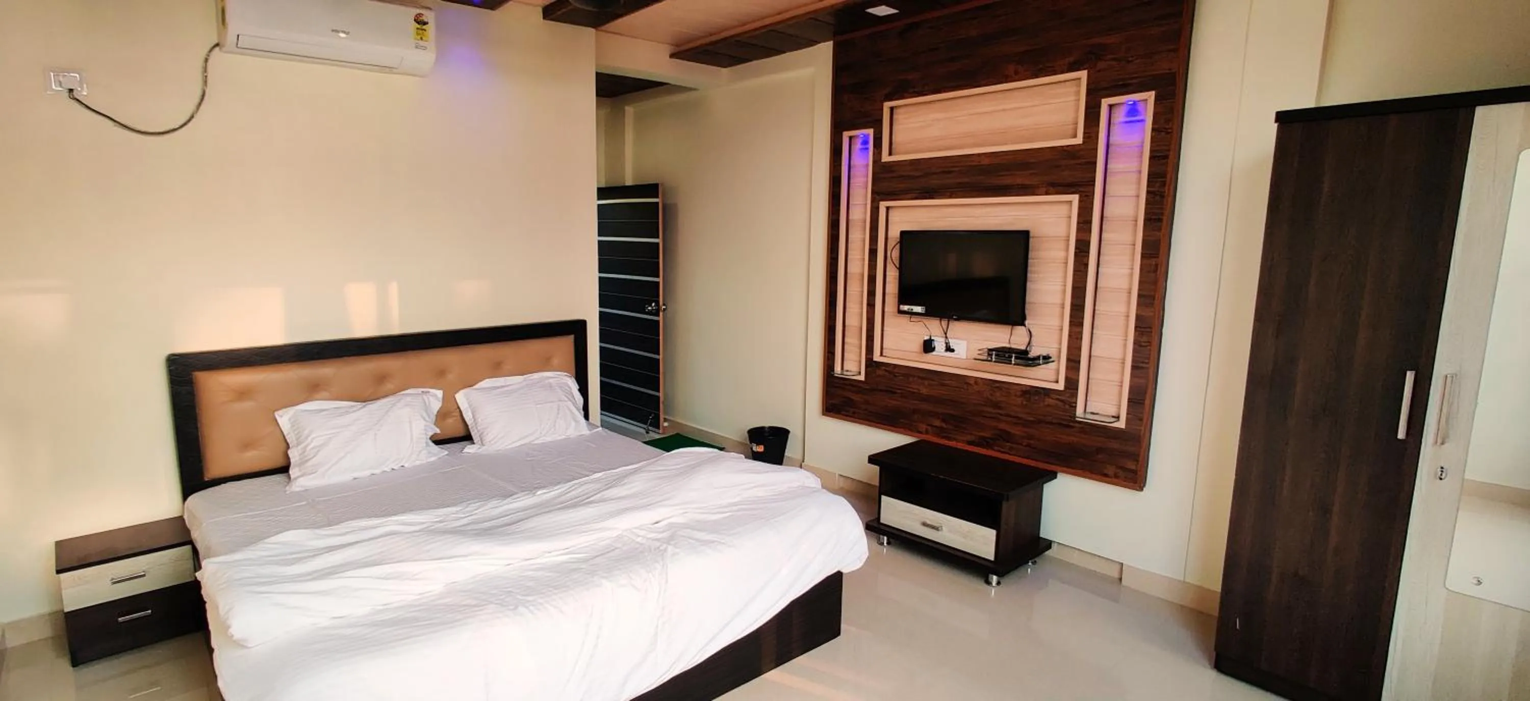 Bed in Happy Days Diveagar